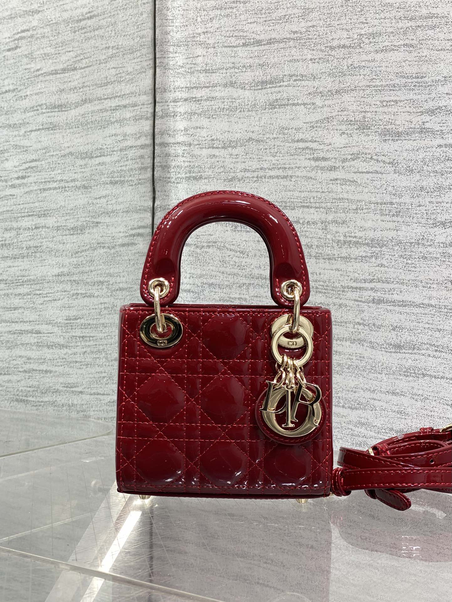 樱桃红现货‼️Lady最新micro漆皮系列，一只什么都装不下，只能装下可爱的小包包😘，采用柔软的漆黑精