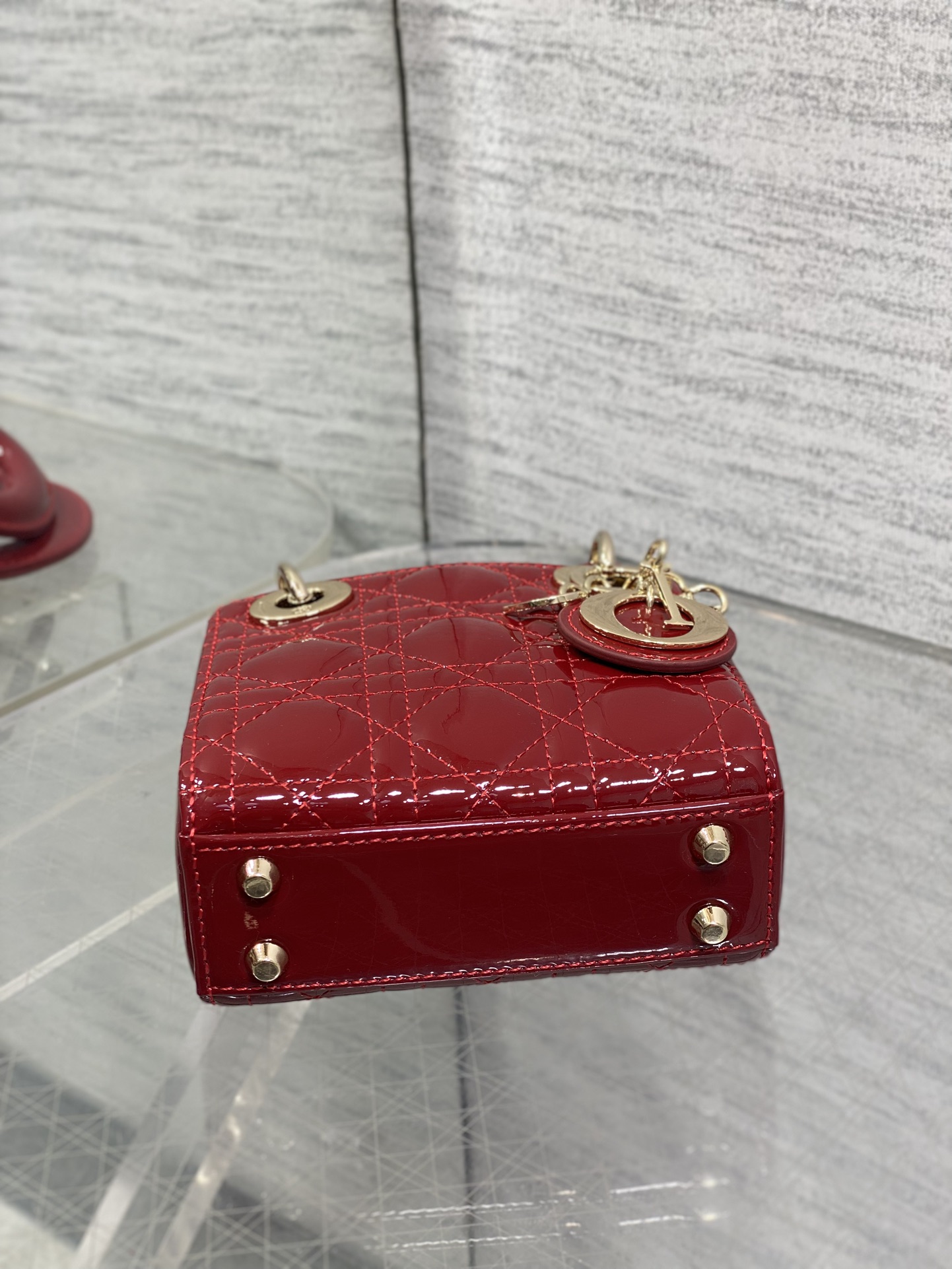 樱桃红现货‼️Lady最新micro漆皮系列，一只什么都装不下，只能装下可爱的小包包😘，采用柔软的漆黑精