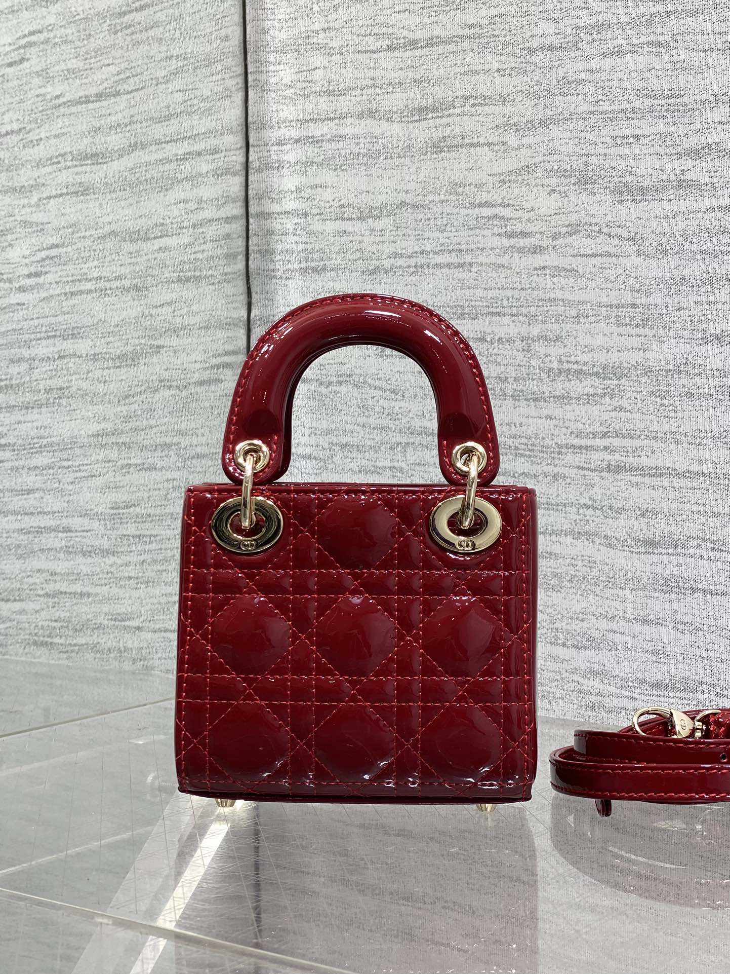 樱桃红现货‼️Lady最新micro漆皮系列，一只什么都装不下，只能装下可爱的小包包😘，采用柔软的漆黑精