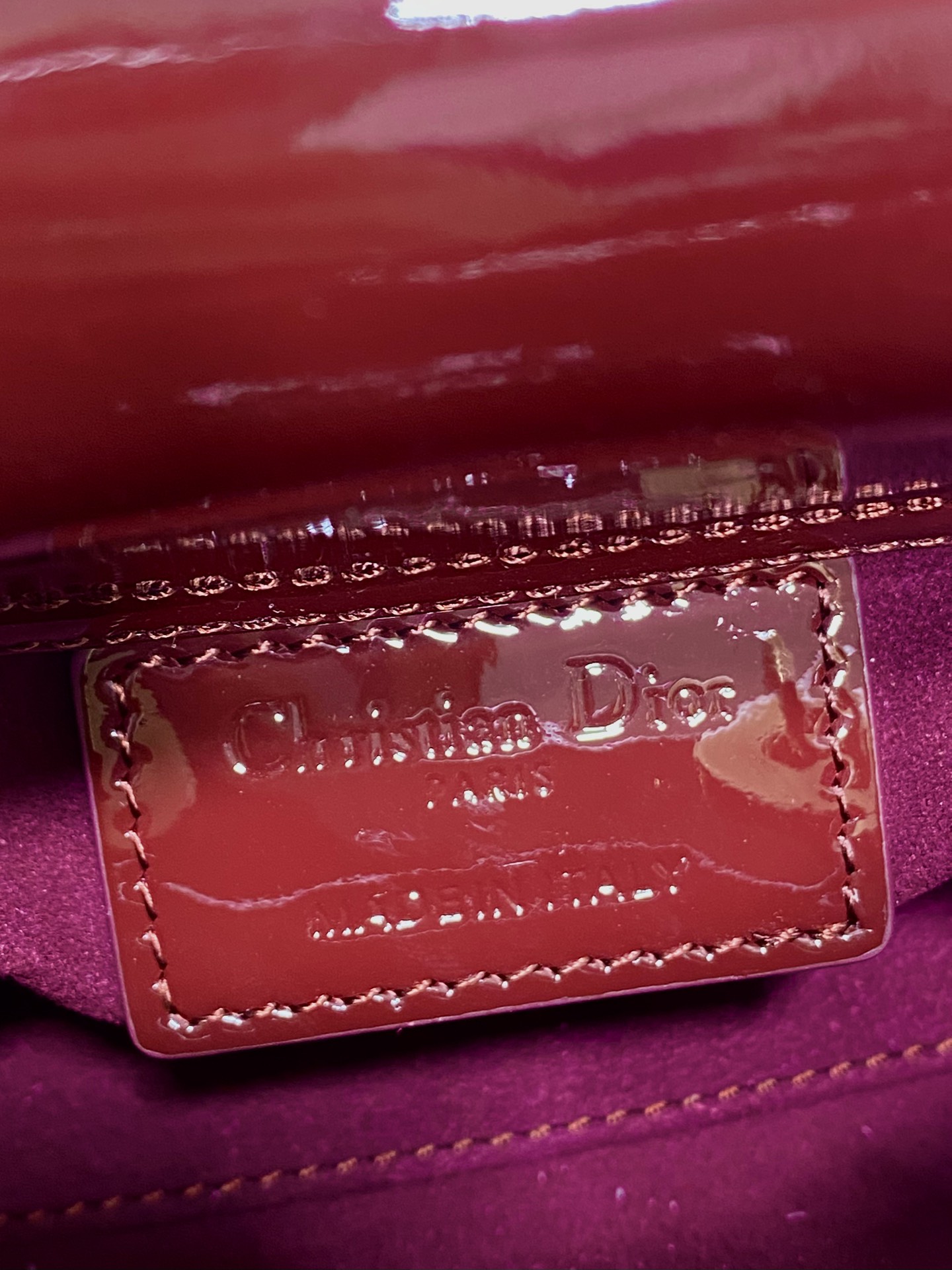 酒红现货‼️Lady最新micro漆皮系列，一只什么都装不下，只能装下可爱的小包包😘，采用柔软的漆黑精心