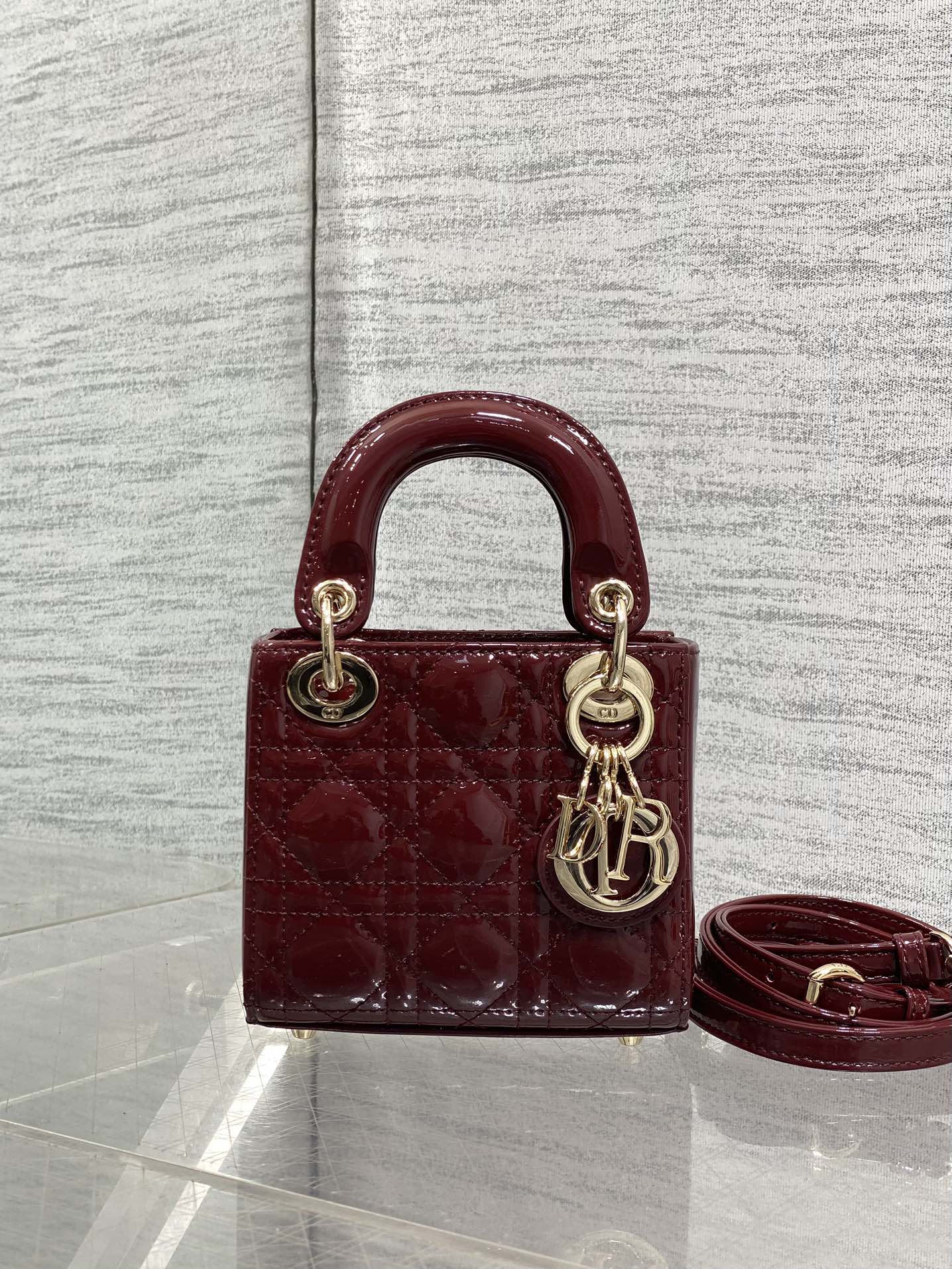 酒红现货‼️Lady最新micro漆皮系列，一只什么都装不下，只能装下可爱的小包包😘，采用柔软的漆黑精心