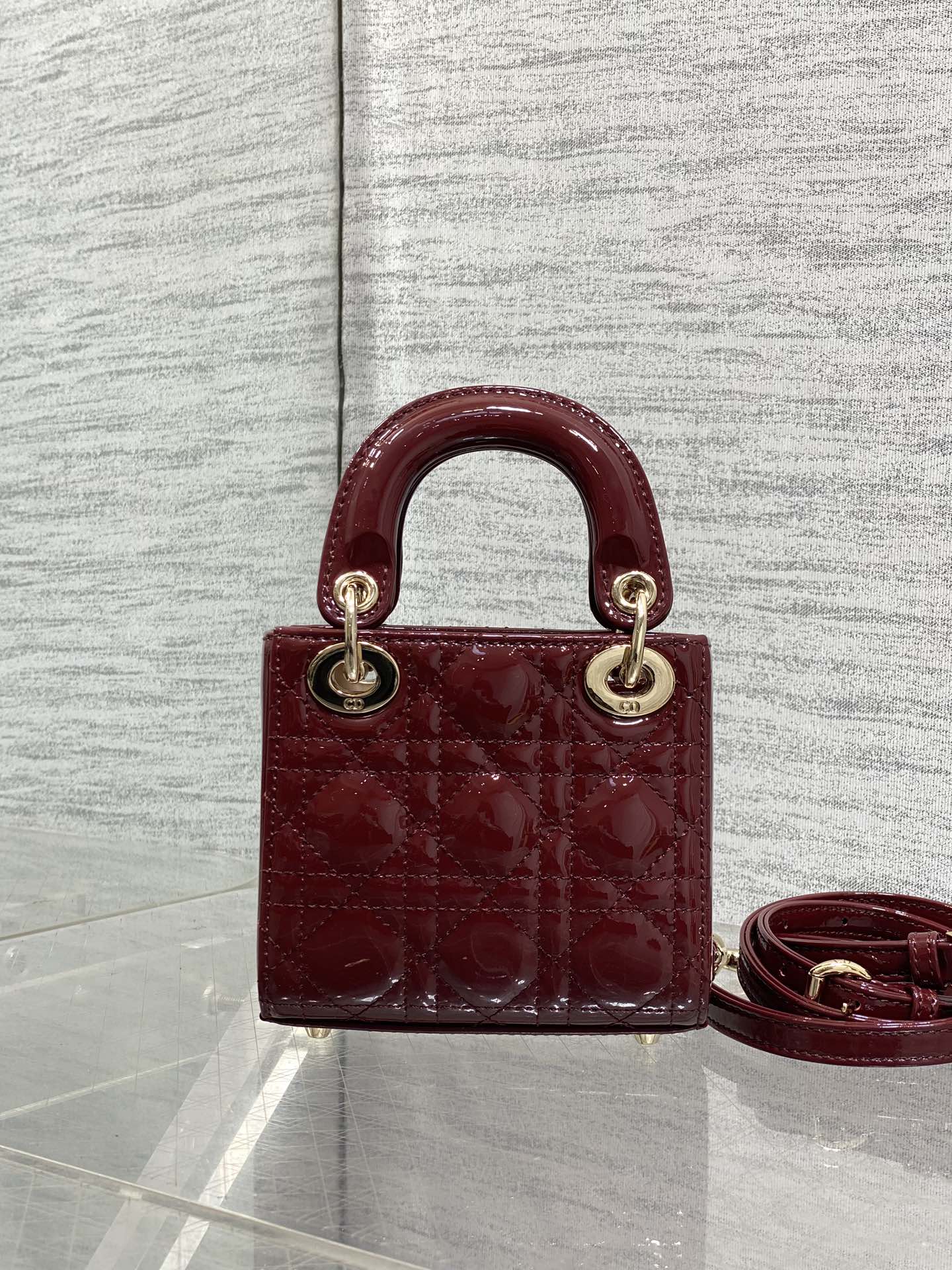 酒红现货‼️Lady最新micro漆皮系列，一只什么都装不下，只能装下可爱的小包包😘，采用柔软的漆黑精心