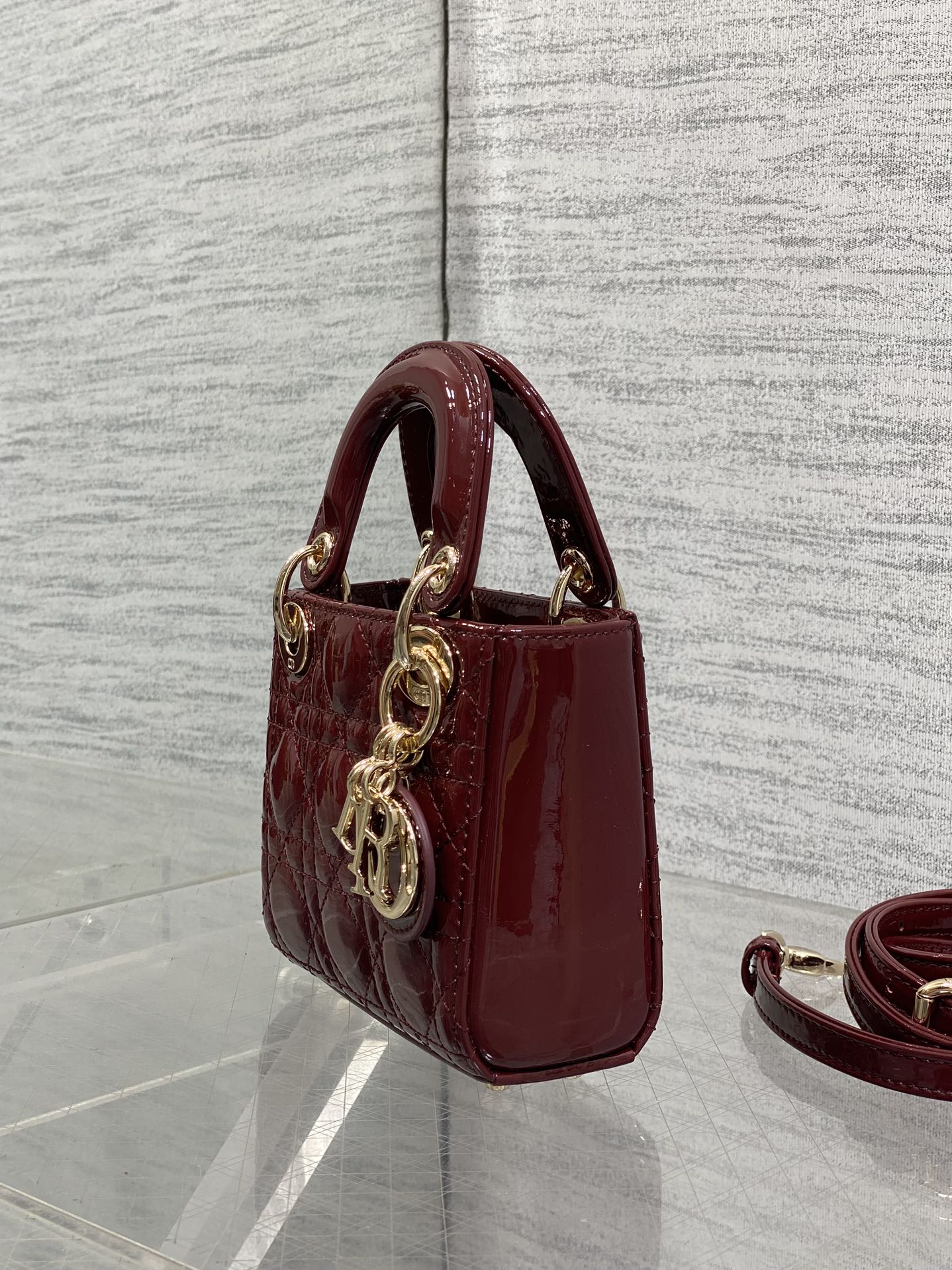 酒红现货‼️Lady最新micro漆皮系列，一只什么都装不下，只能装下可爱的小包包😘，采用柔软的漆黑精心