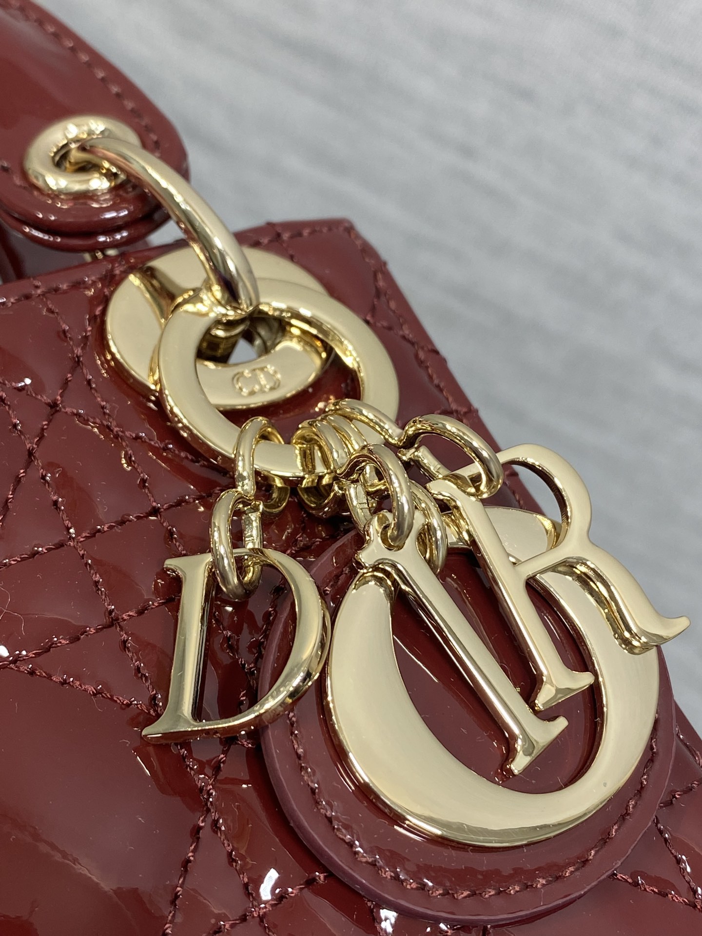 酒红现货‼️Lady最新micro漆皮系列，一只什么都装不下，只能装下可爱的小包包😘，采用柔软的漆黑精心