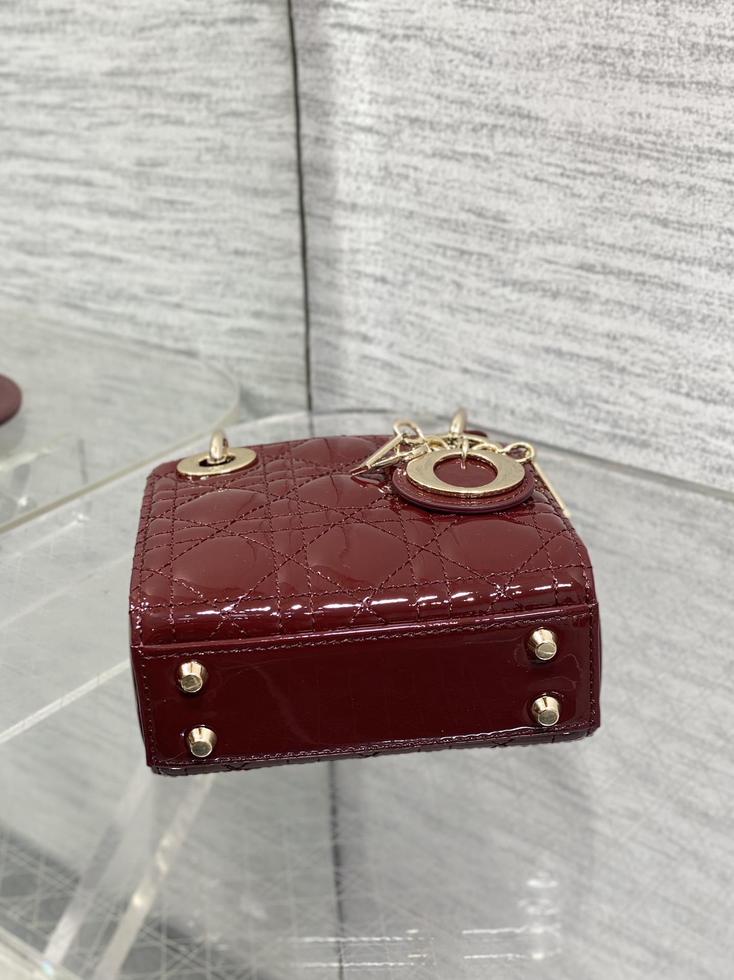 酒红现货‼️Lady最新micro漆皮系列，一只什么都装不下，只能装下可爱的小包包😘，采用柔软的漆黑精心