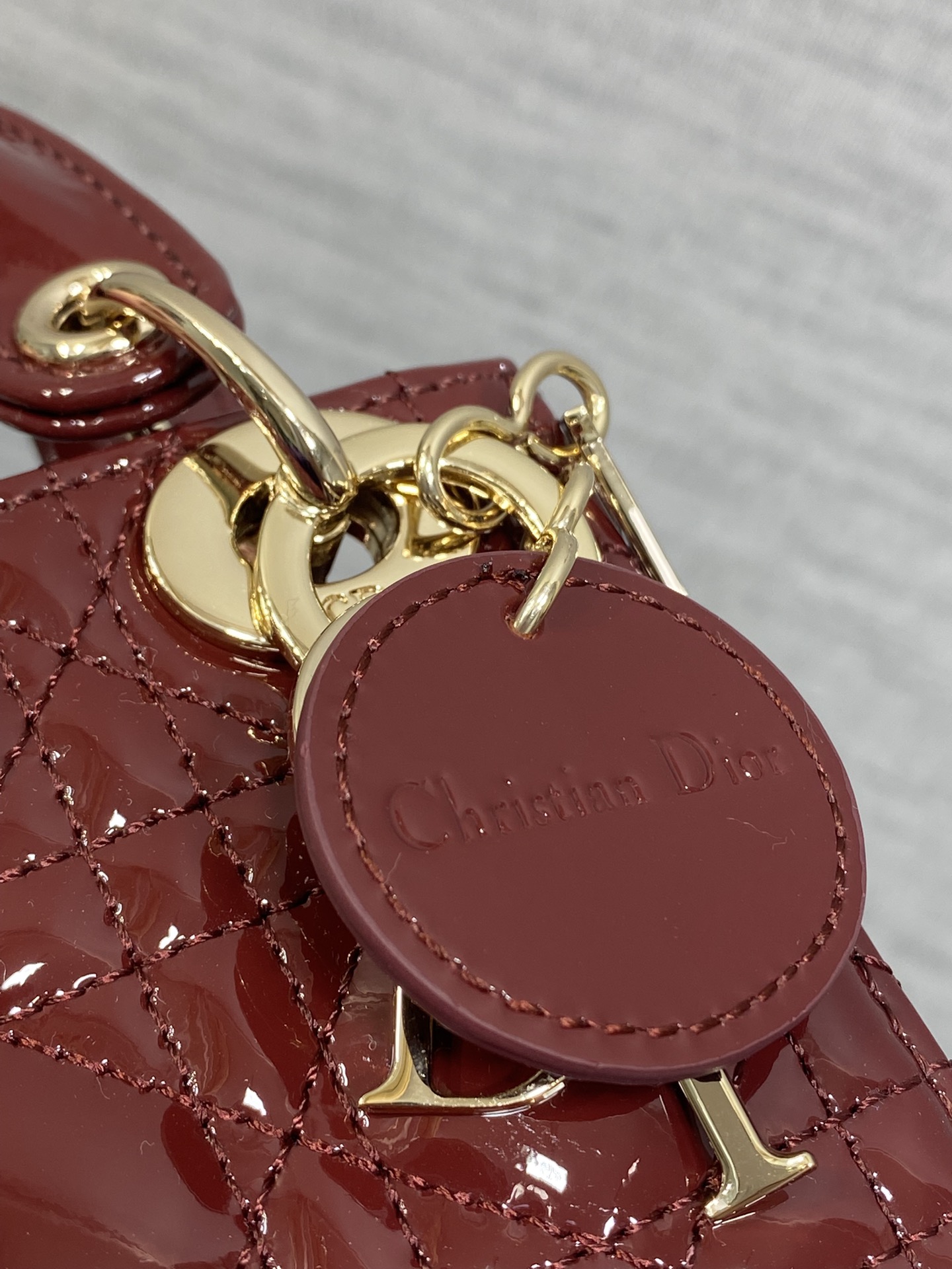 酒红现货‼️Lady最新micro漆皮系列，一只什么都装不下，只能装下可爱的小包包😘，采用柔软的漆黑精心