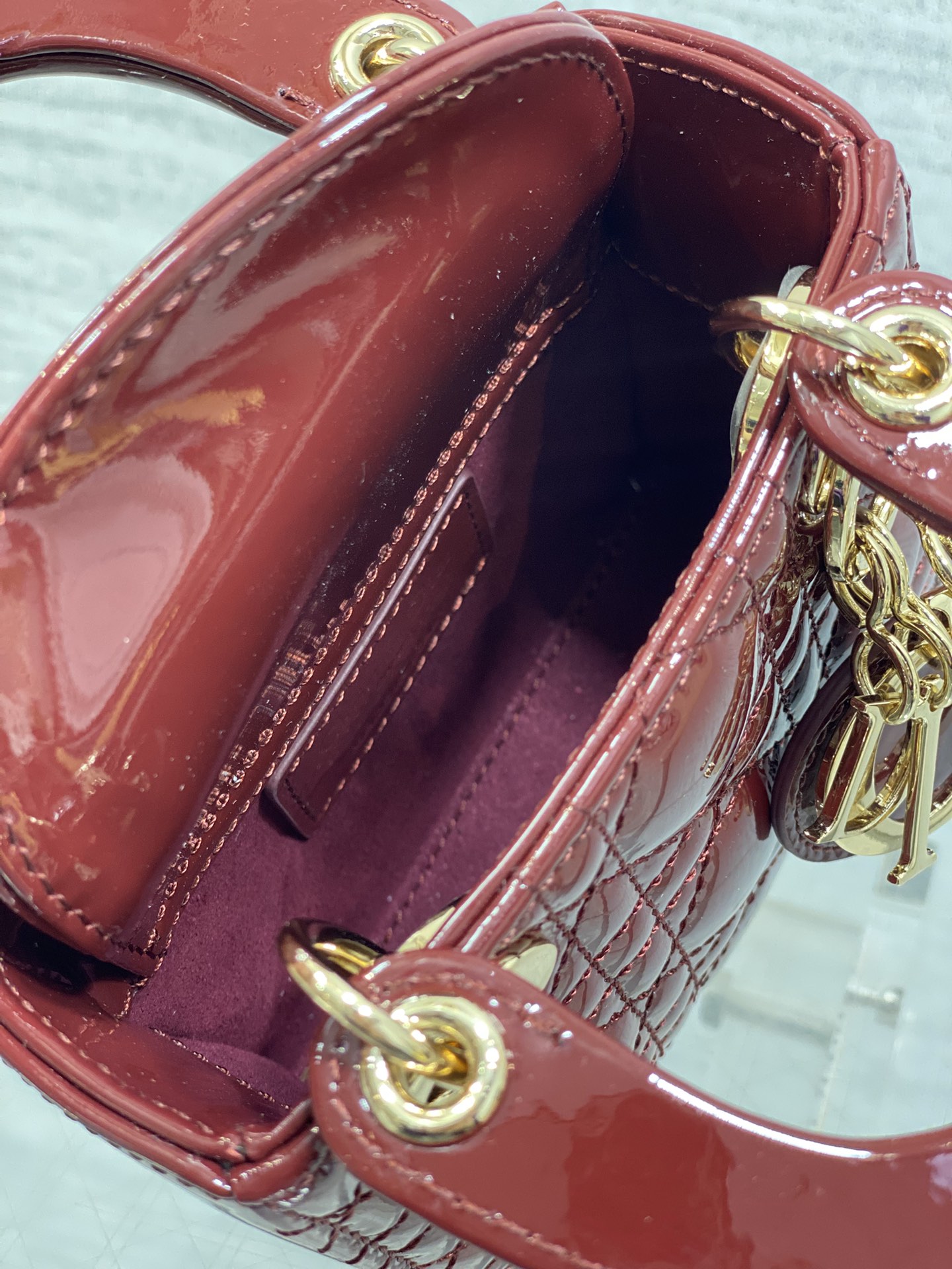 酒红现货‼️Lady最新micro漆皮系列，一只什么都装不下，只能装下可爱的小包包😘，采用柔软的漆黑精心