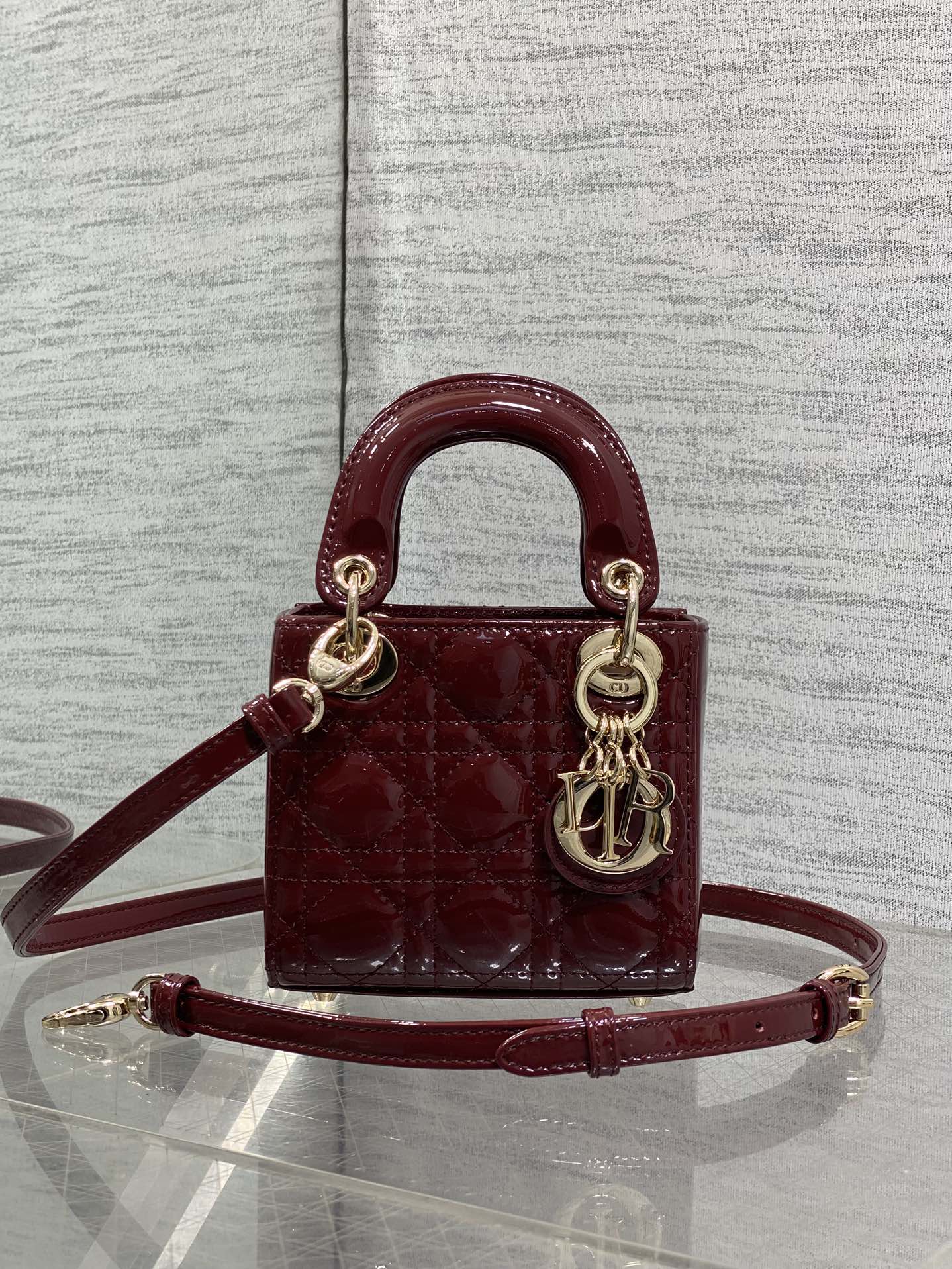 酒红现货‼️Lady最新micro漆皮系列，一只什么都装不下，只能装下可爱的小包包😘，采用柔软的漆黑精心