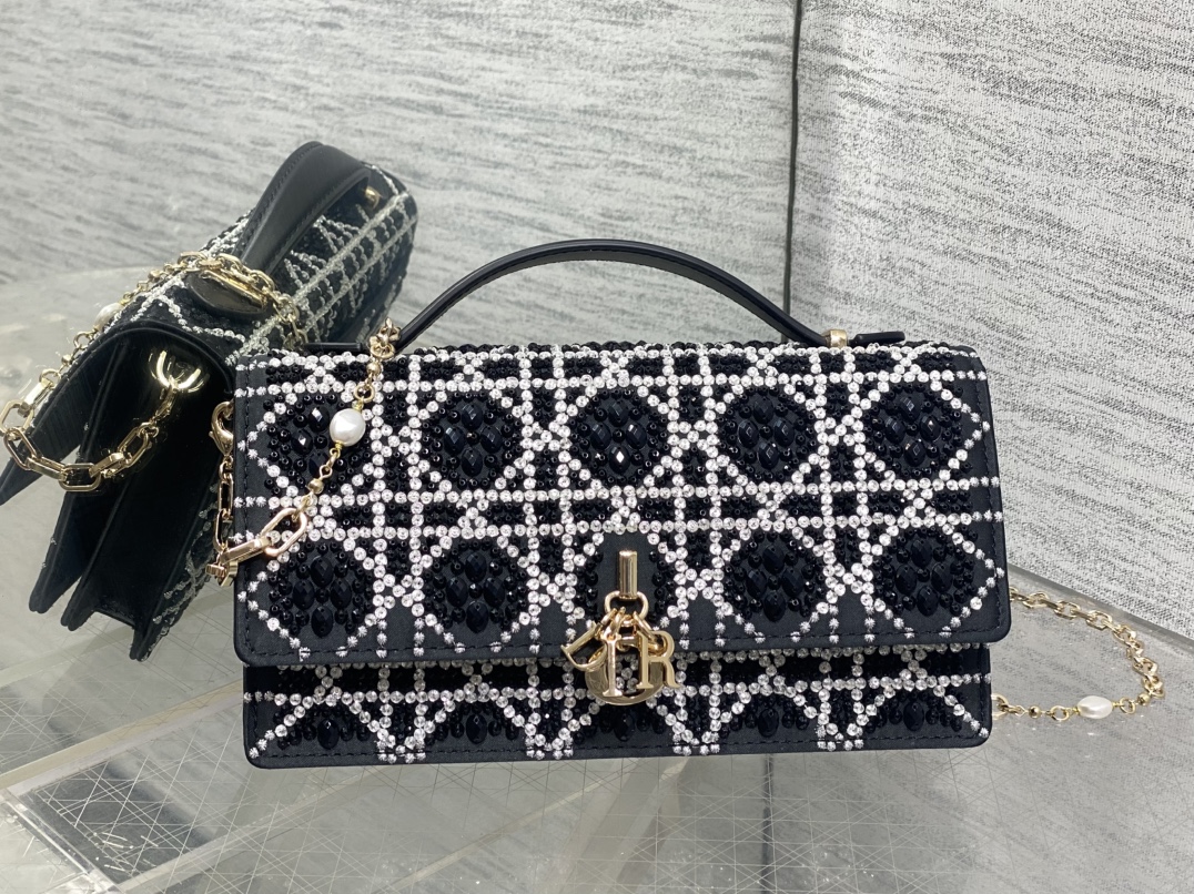 NO:938675,In stock Miss Dior's latest limited handmade bead micro series, one can't hold anything, only cute little bags, every thread and bead on the leather surface is hand-embroidered, the capacity is small, it can only hold lipstick, car keys, and can also be used as a card holder size 21*11.5*4cm, Princess Diana heavy industry beads, dior, Hermes,19860909现货 Miss Dior最新限量手工珠子micro系列,一只什么都装不下,只能装下可爱的小包包,皮面上的每一根线每一颗珠子都是手工刺绣,容量较小,只能放下口红,车钥匙,还能当卡包 size21*11.5*4cm,戴妃重工珠子,dior,Hermes,,Bag