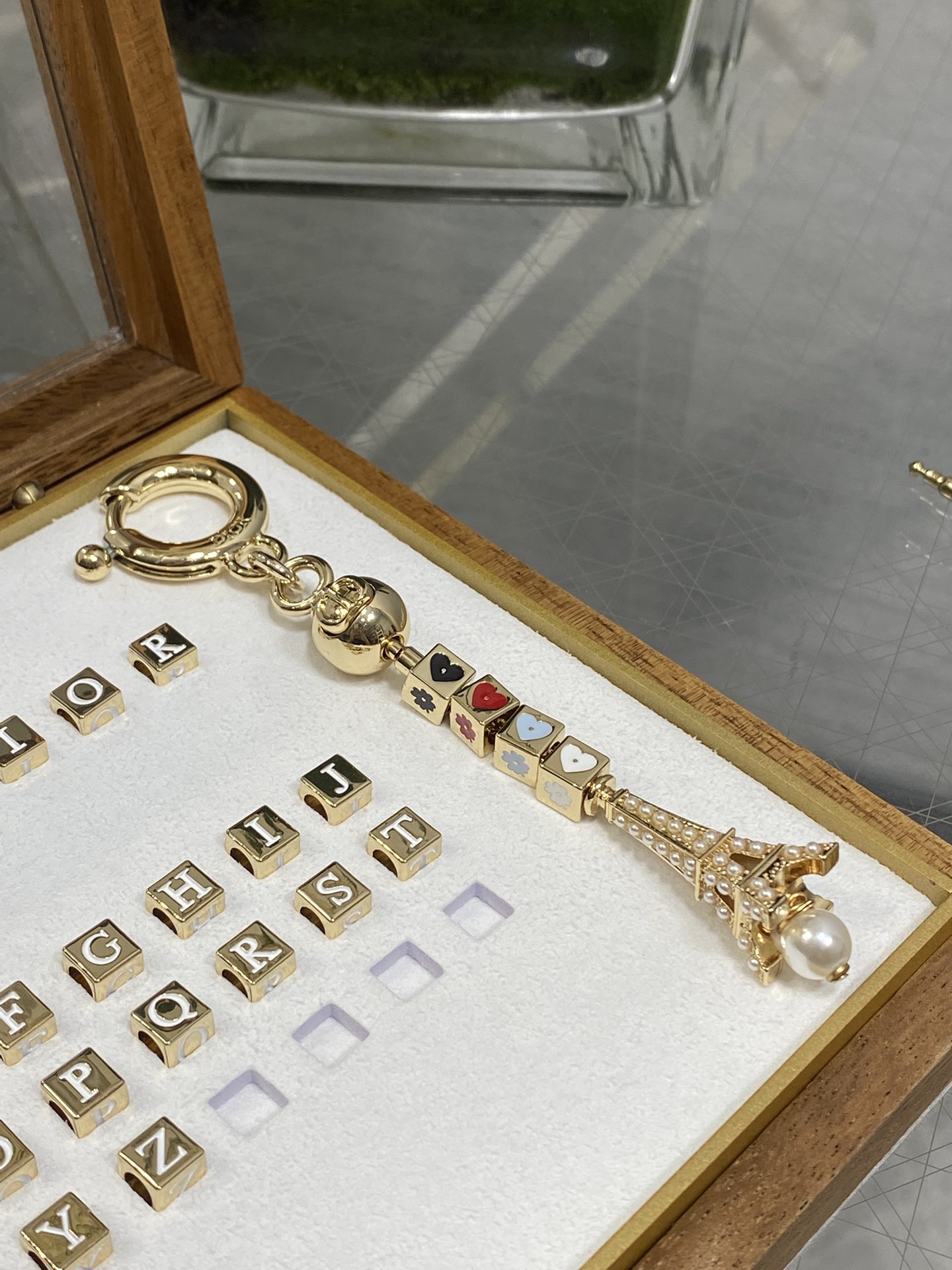 现货‼️Dior Lucky Charm系列钥匙扣，金属镀金材质，搭配心形，四叶草，星星等彩色珐琅吊坠，