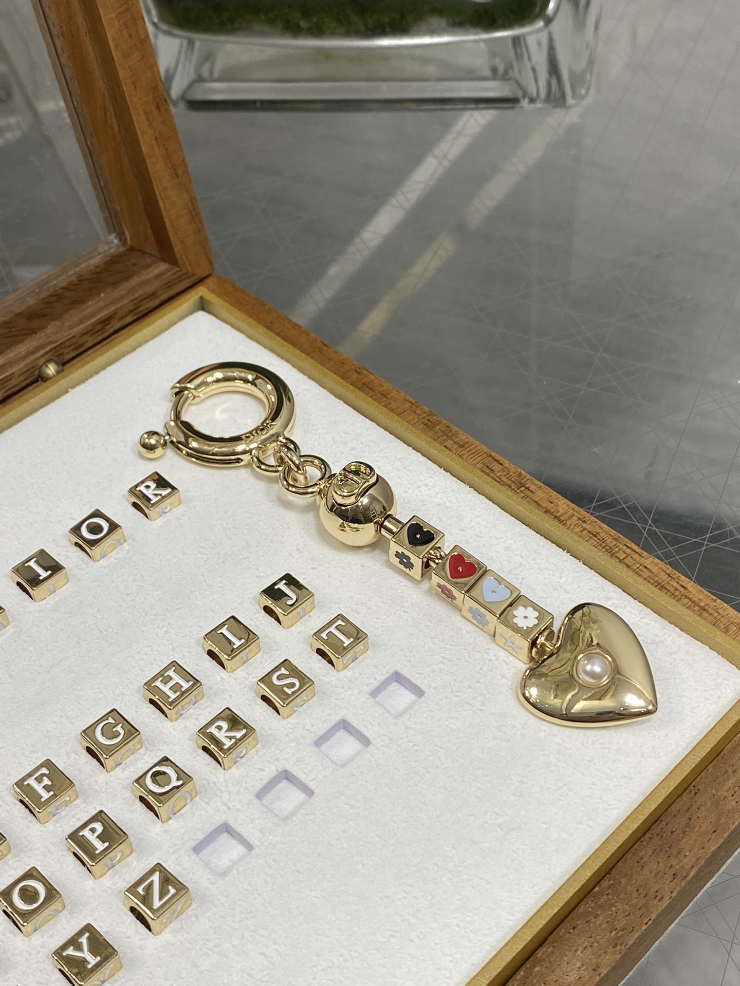 现货‼️Dior Lucky Charm系列钥匙扣，金属镀金材质，搭配心形，四叶草，星星等彩色珐琅吊坠，