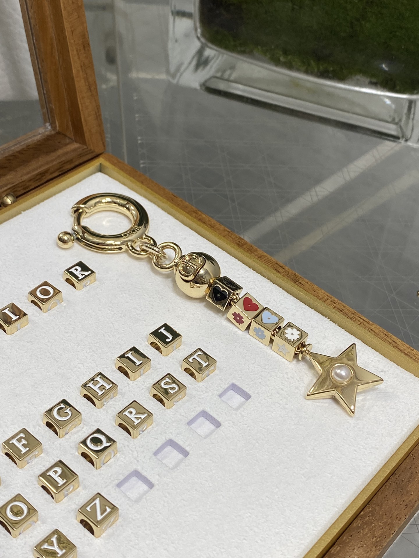 现货‼️Dior Lucky Charm系列钥匙扣，金属镀金材质，搭配心形，四叶草，星星等彩色珐琅吊坠，