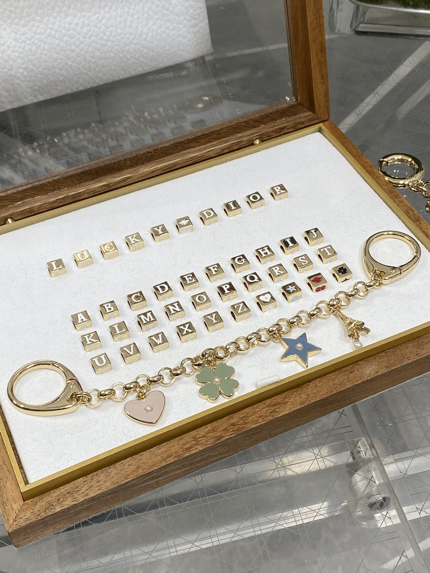 现货‼️Dior Lucky Charm系列钥匙扣，金属镀金材质，搭配心形，四叶草，星星等彩色珐琅吊坠，