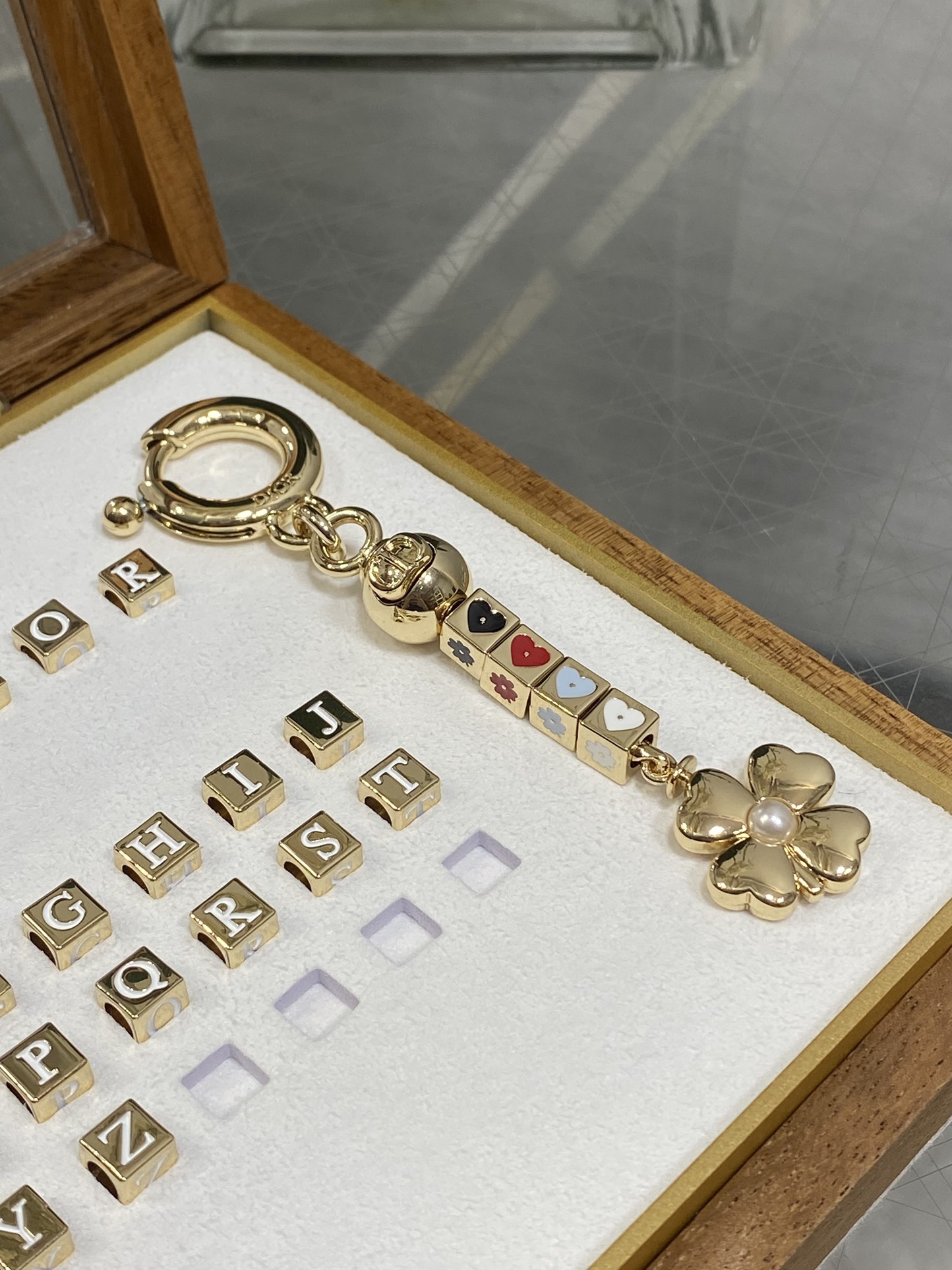 现货‼️Dior Lucky Charm系列钥匙扣，金属镀金材质，搭配心形，四叶草，星星等彩色珐琅吊坠，