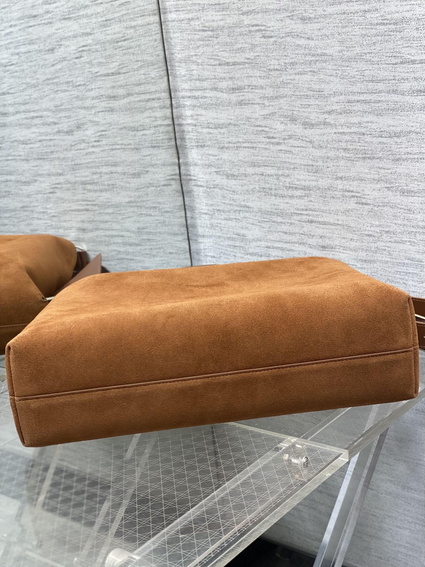 大号浅金现货‼️Dior2026春夏新款Chrustian这款Hobo包采用棕绒拼皮，触感柔软，春季氛围