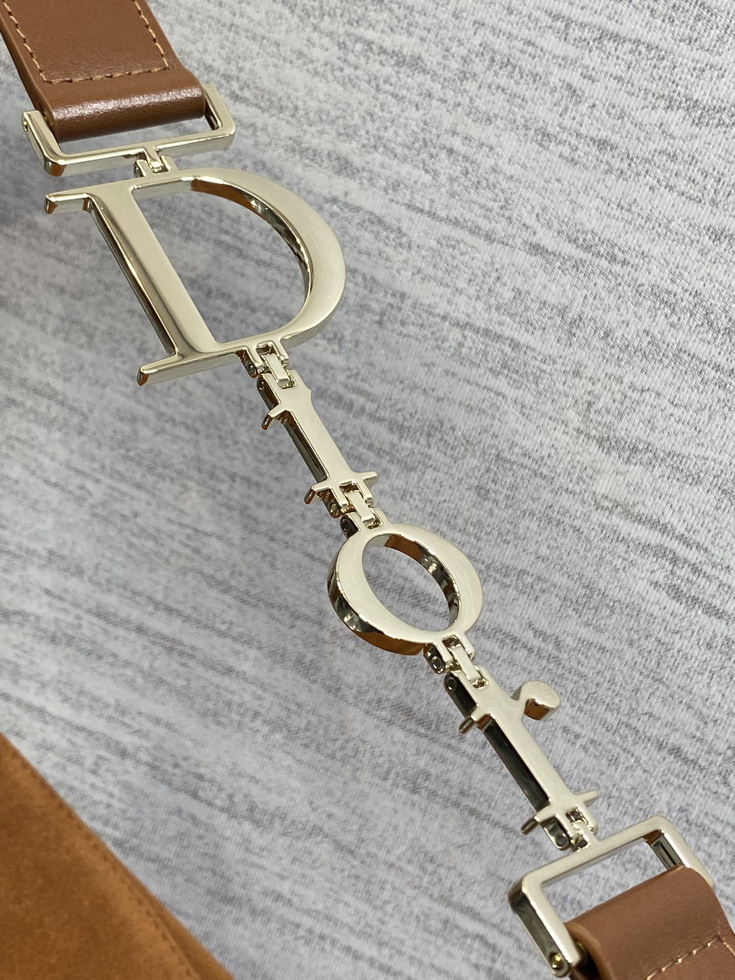 大号浅金现货‼️Dior2026春夏新款Chrustian这款Hobo包采用棕绒拼皮，触感柔软，春季氛围