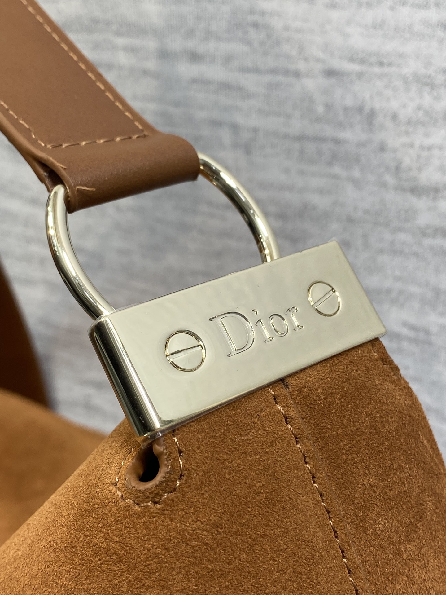 大号浅金现货‼️Dior2026春夏新款Chrustian这款Hobo包采用棕绒拼皮，触感柔软，春季氛围