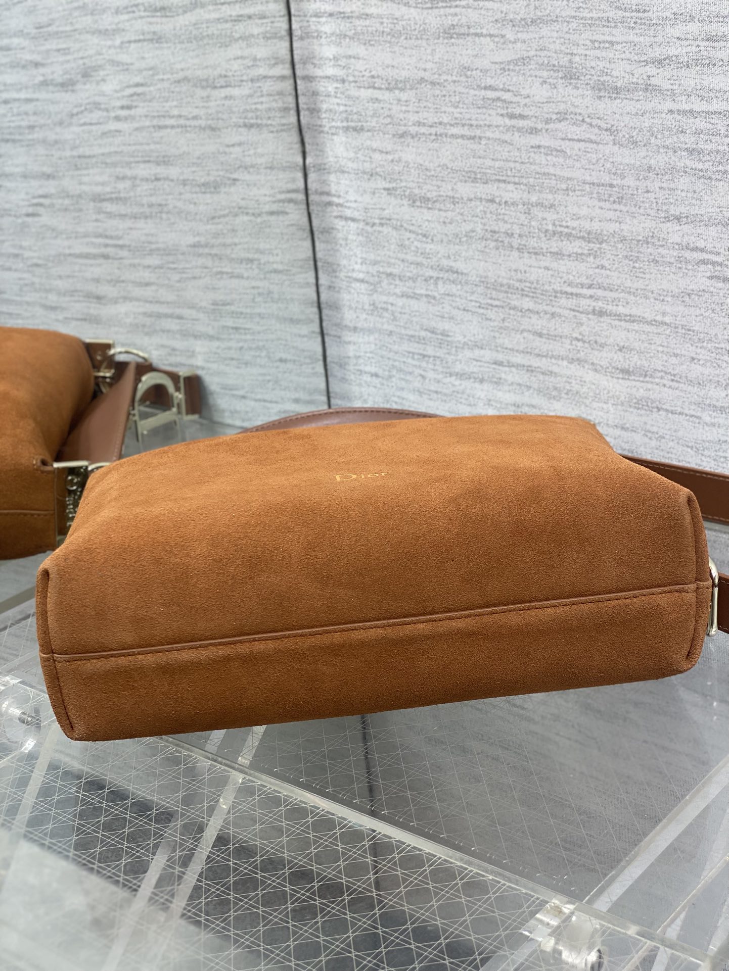 小号浅金现货‼️Dior2026春夏新款Chrustian这款Hobo包采用棕绒拼皮，触感柔软，春季氛围