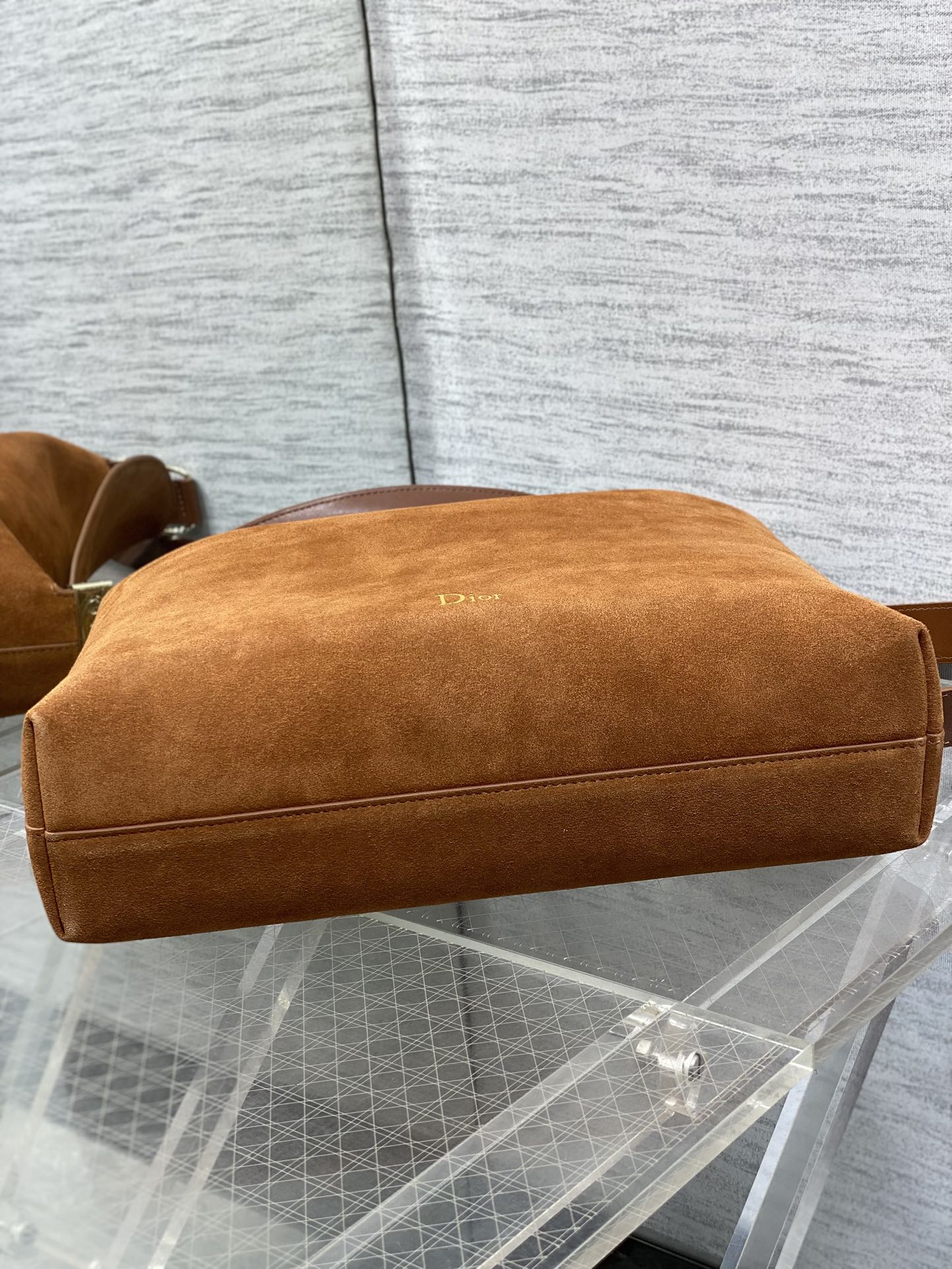 中号浅金现货‼️Dior2026春夏新款Chrustian这款Hobo包采用棕绒拼皮，触感柔软，春季氛围