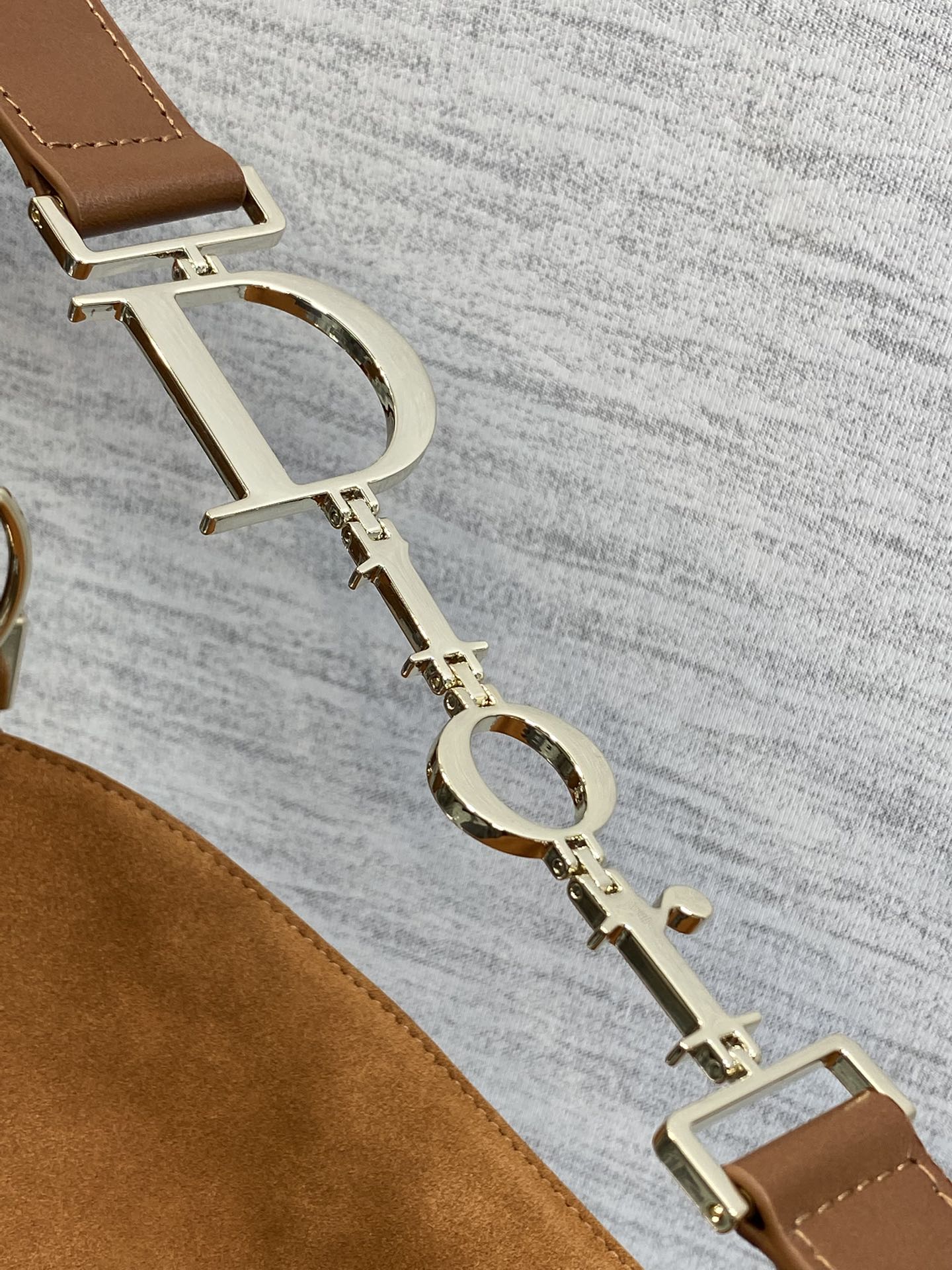 中号浅金现货‼️Dior2026春夏新款Chrustian这款Hobo包采用棕绒拼皮，触感柔软，春季氛围