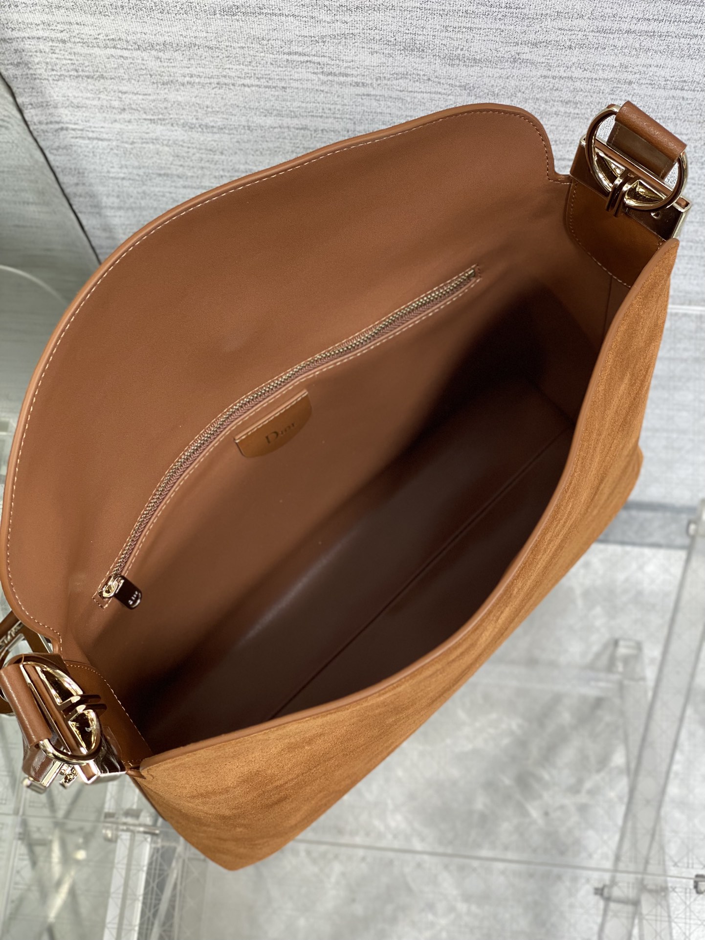 中号浅金现货‼️Dior2026春夏新款Chrustian这款Hobo包采用棕绒拼皮，触感柔软，春季氛围