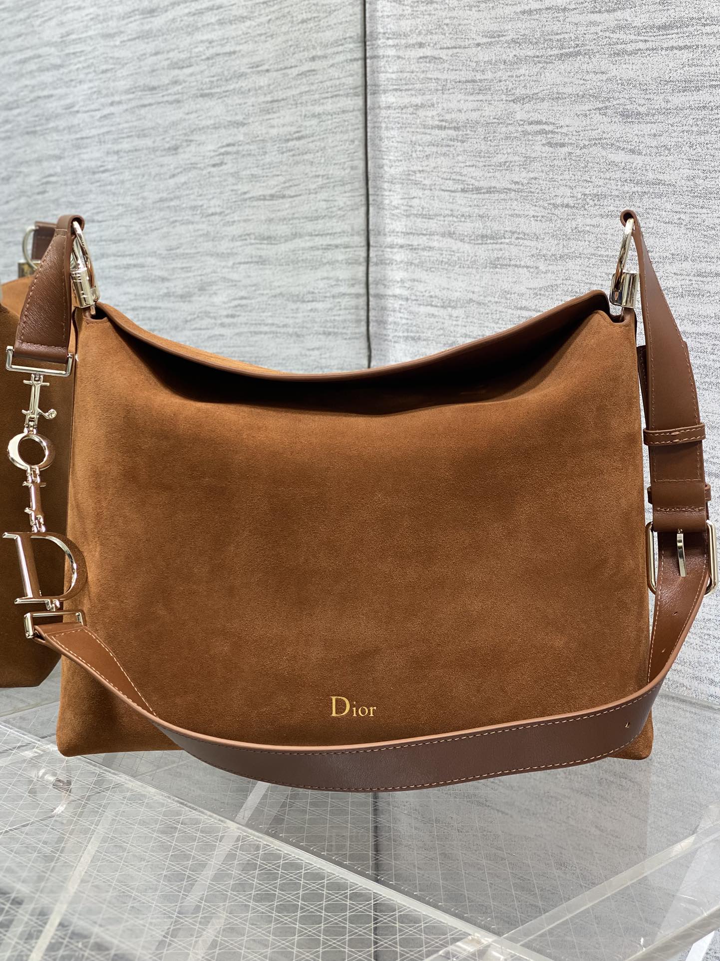 中号浅金现货‼️Dior2026春夏新款Chrustian这款Hobo包采用棕绒拼皮，触感柔软，春季氛围