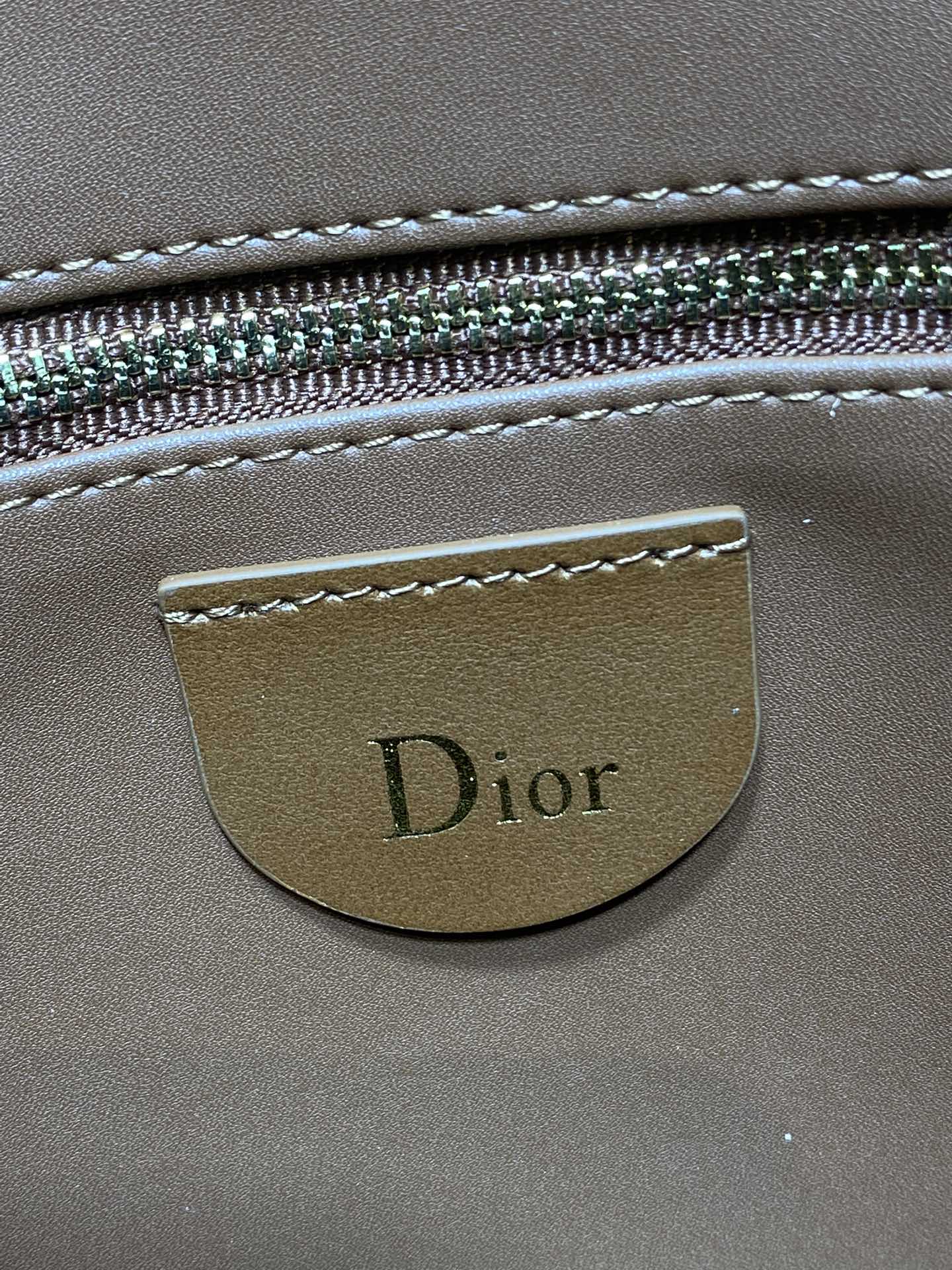 中号浅金现货‼️Dior2026春夏新款Chrustian这款Hobo包采用棕绒拼皮，触感柔软，春季氛围