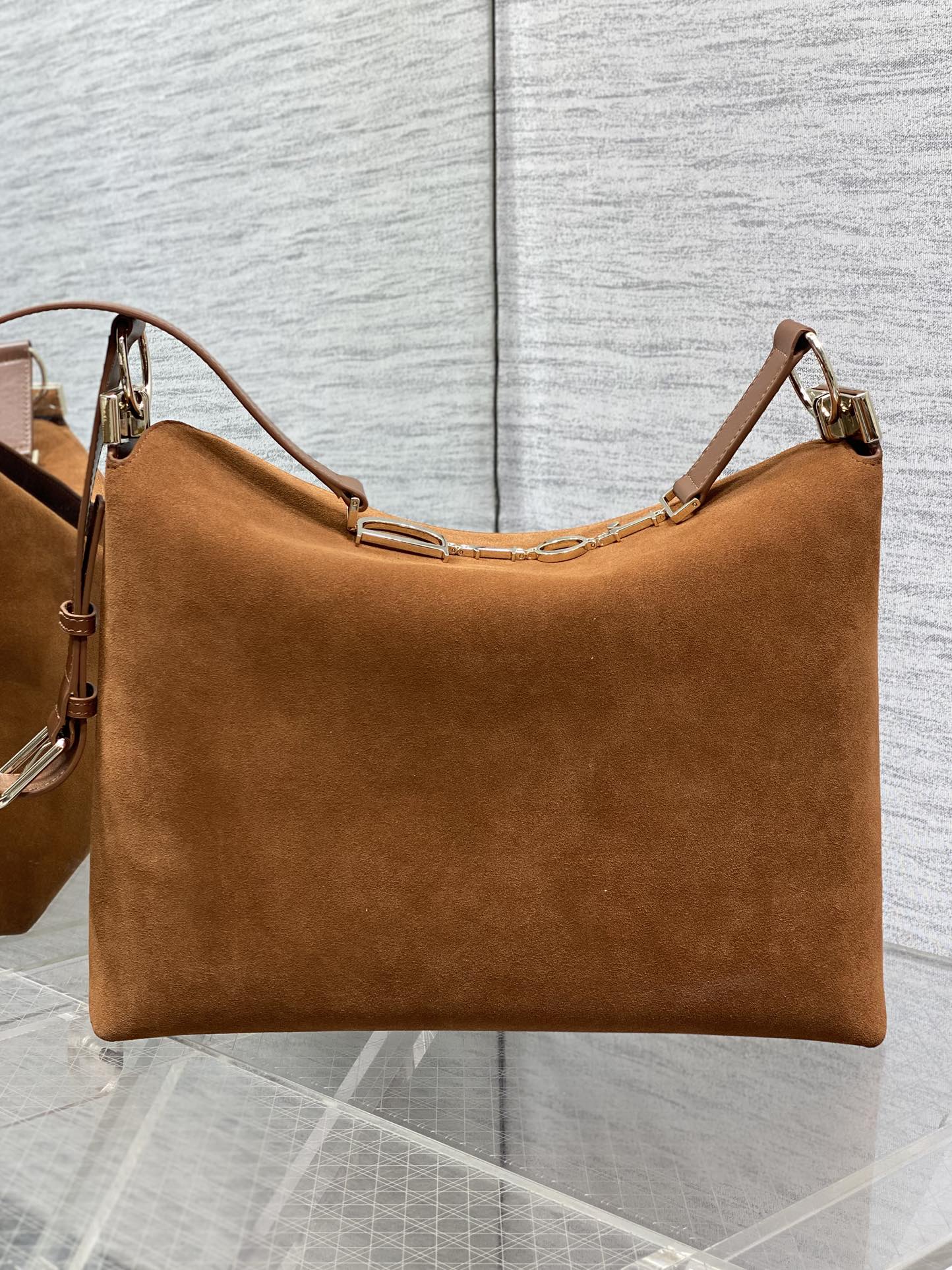 中号浅金现货‼️Dior2026春夏新款Chrustian这款Hobo包采用棕绒拼皮，触感柔软，春季氛围