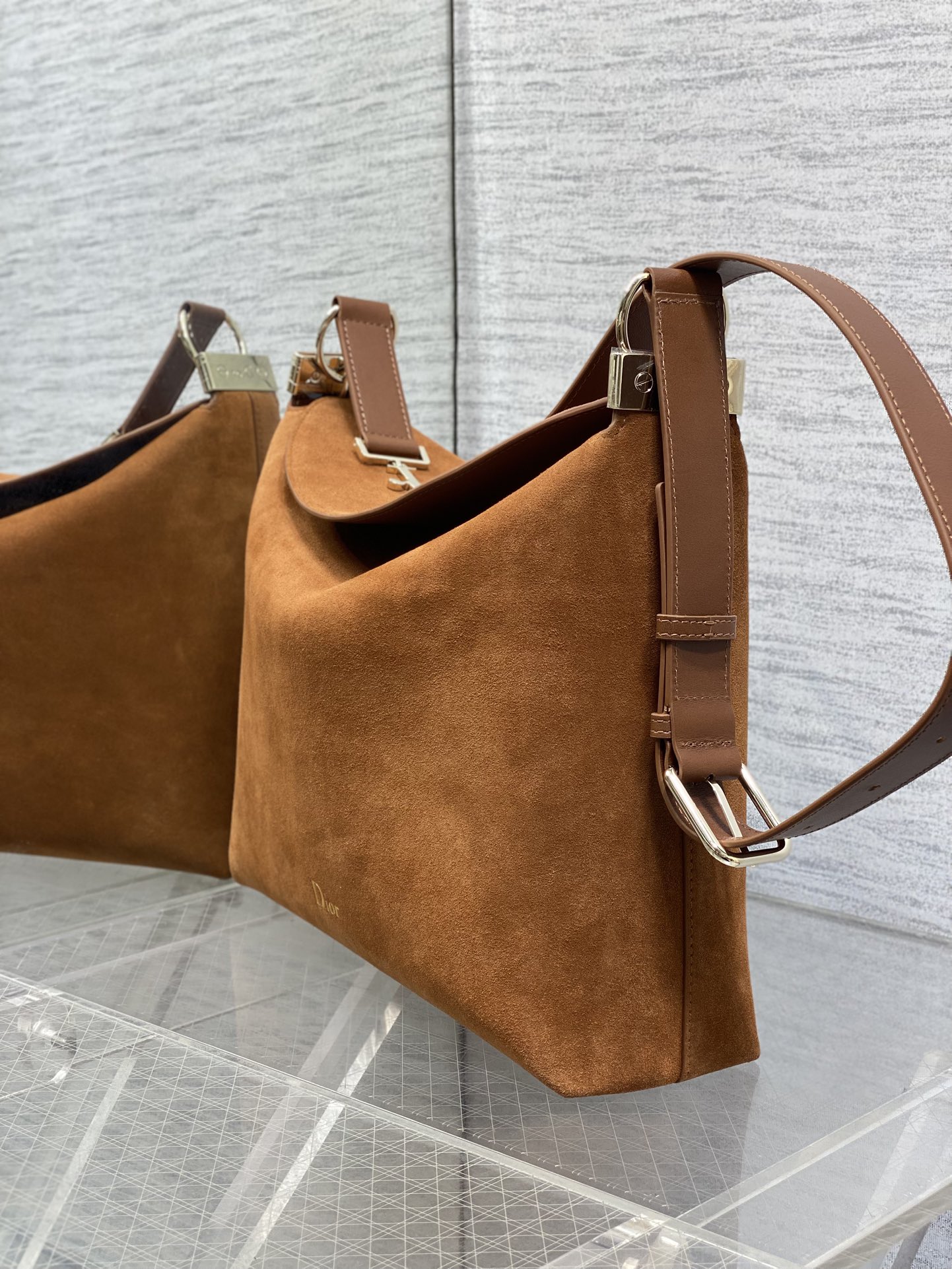 中号浅金现货‼️Dior2026春夏新款Chrustian这款Hobo包采用棕绒拼皮，触感柔软，春季氛围