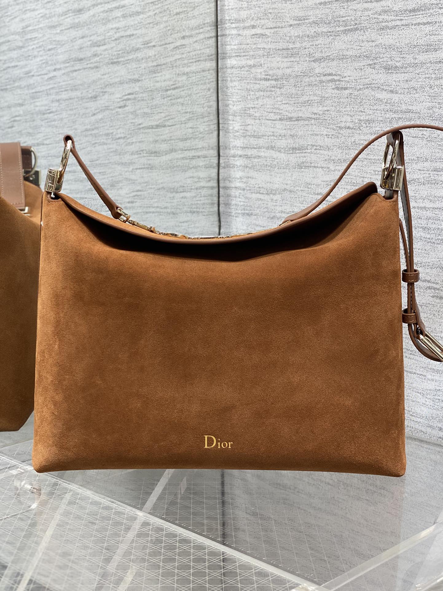 中号浅金现货‼️Dior2026春夏新款Chrustian这款Hobo包采用棕绒拼皮，触感柔软，春季氛围