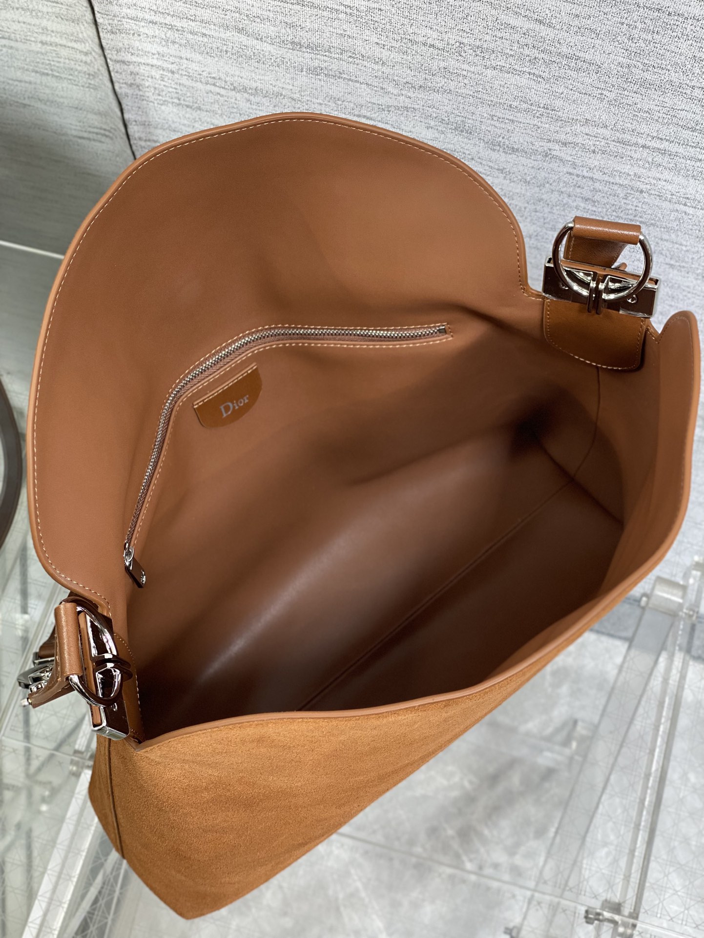 大号银扣现货‼️Dior2026春夏新款Chrustian这款Hobo包采用棕绒拼皮，触感柔软，春季氛围