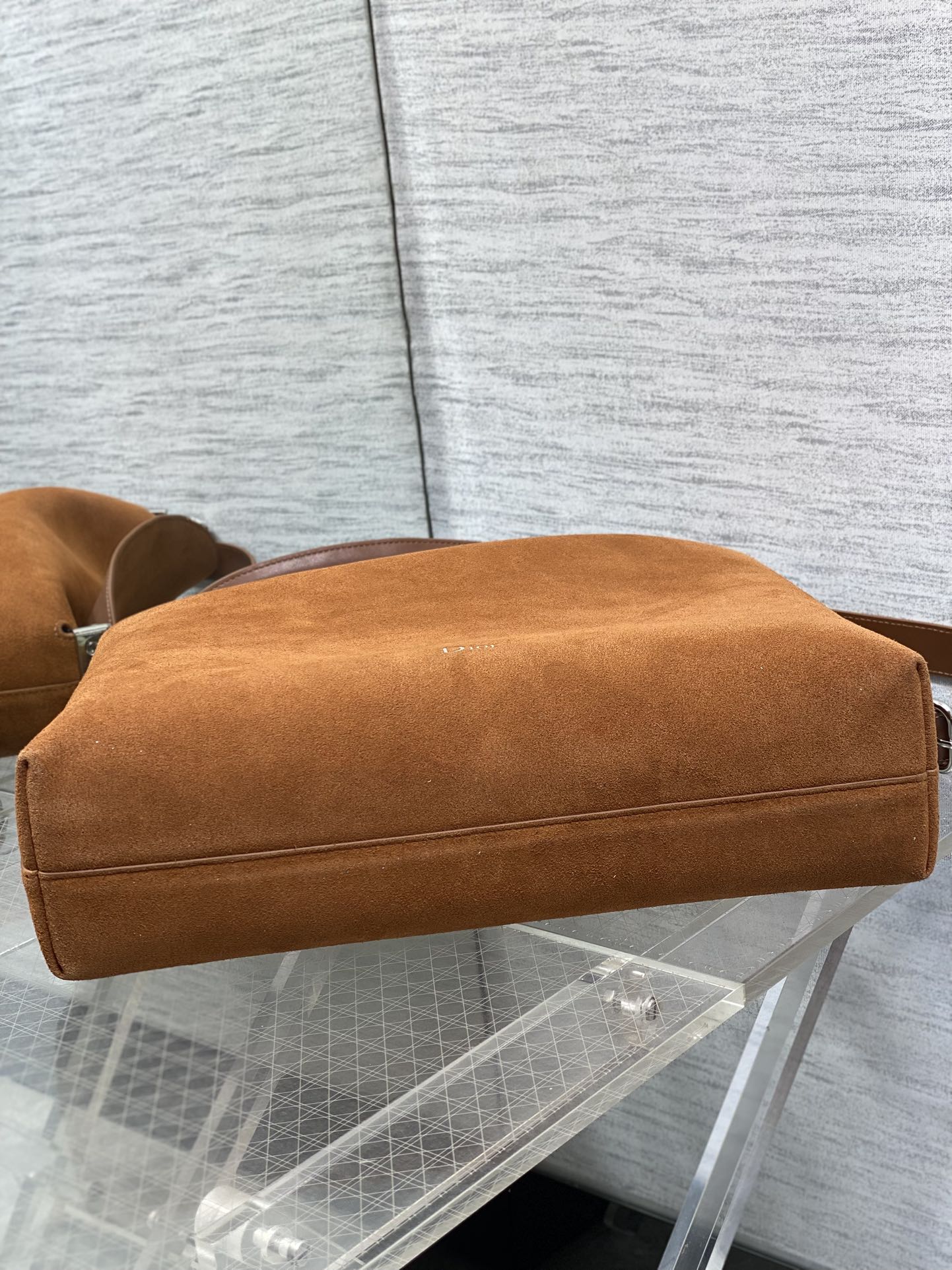 大号银扣现货‼️Dior2026春夏新款Chrustian这款Hobo包采用棕绒拼皮，触感柔软，春季氛围