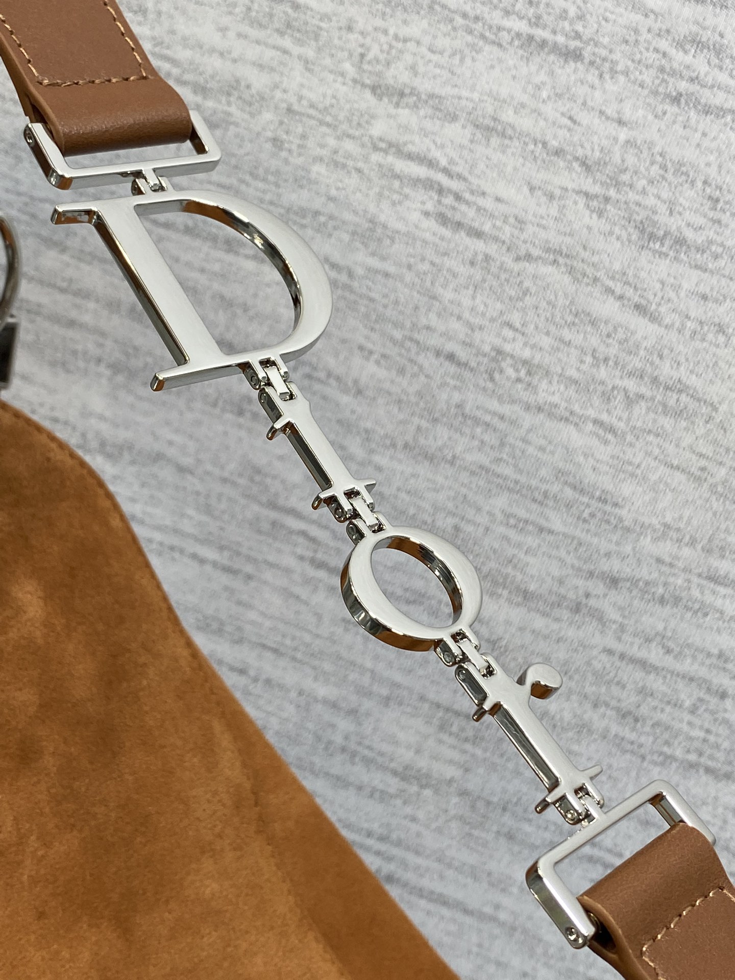 大号银扣现货‼️Dior2026春夏新款Chrustian这款Hobo包采用棕绒拼皮，触感柔软，春季氛围