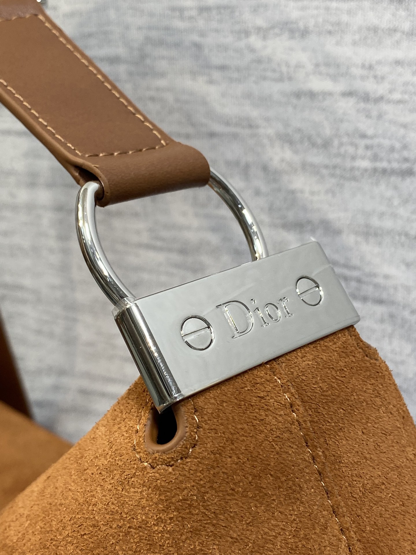 大号银扣现货‼️Dior2026春夏新款Chrustian这款Hobo包采用棕绒拼皮，触感柔软，春季氛围