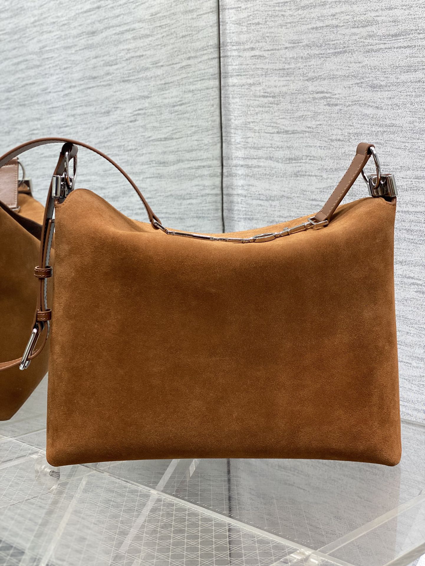 中号银扣现货‼️Dior2026春夏新款Chrustian这款Hobo包采用棕绒拼皮，触感柔软，春季氛围