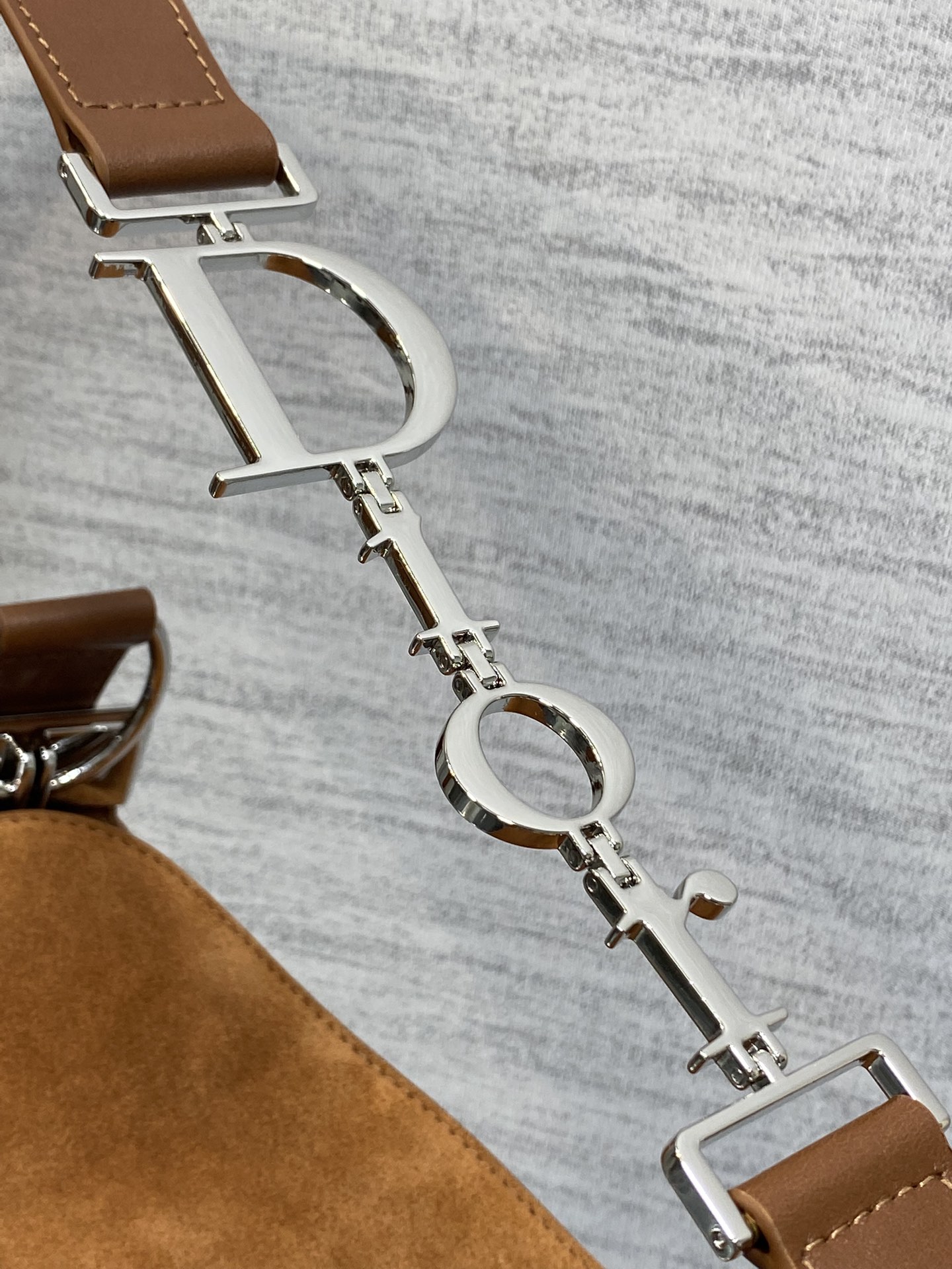 中号银扣现货‼️Dior2026春夏新款Chrustian这款Hobo包采用棕绒拼皮，触感柔软，春季氛围