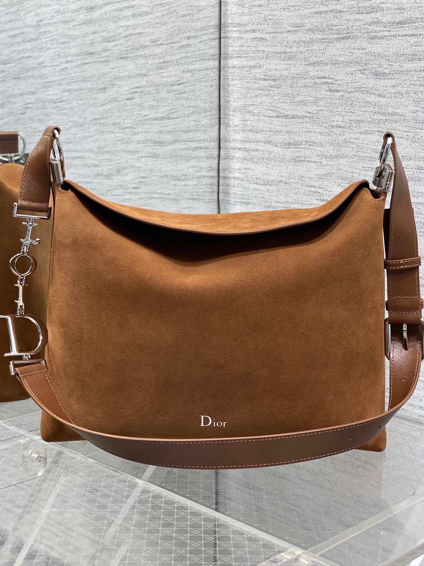 中号银扣现货‼️Dior2026春夏新款Chrustian这款Hobo包采用棕绒拼皮，触感柔软，春季氛围