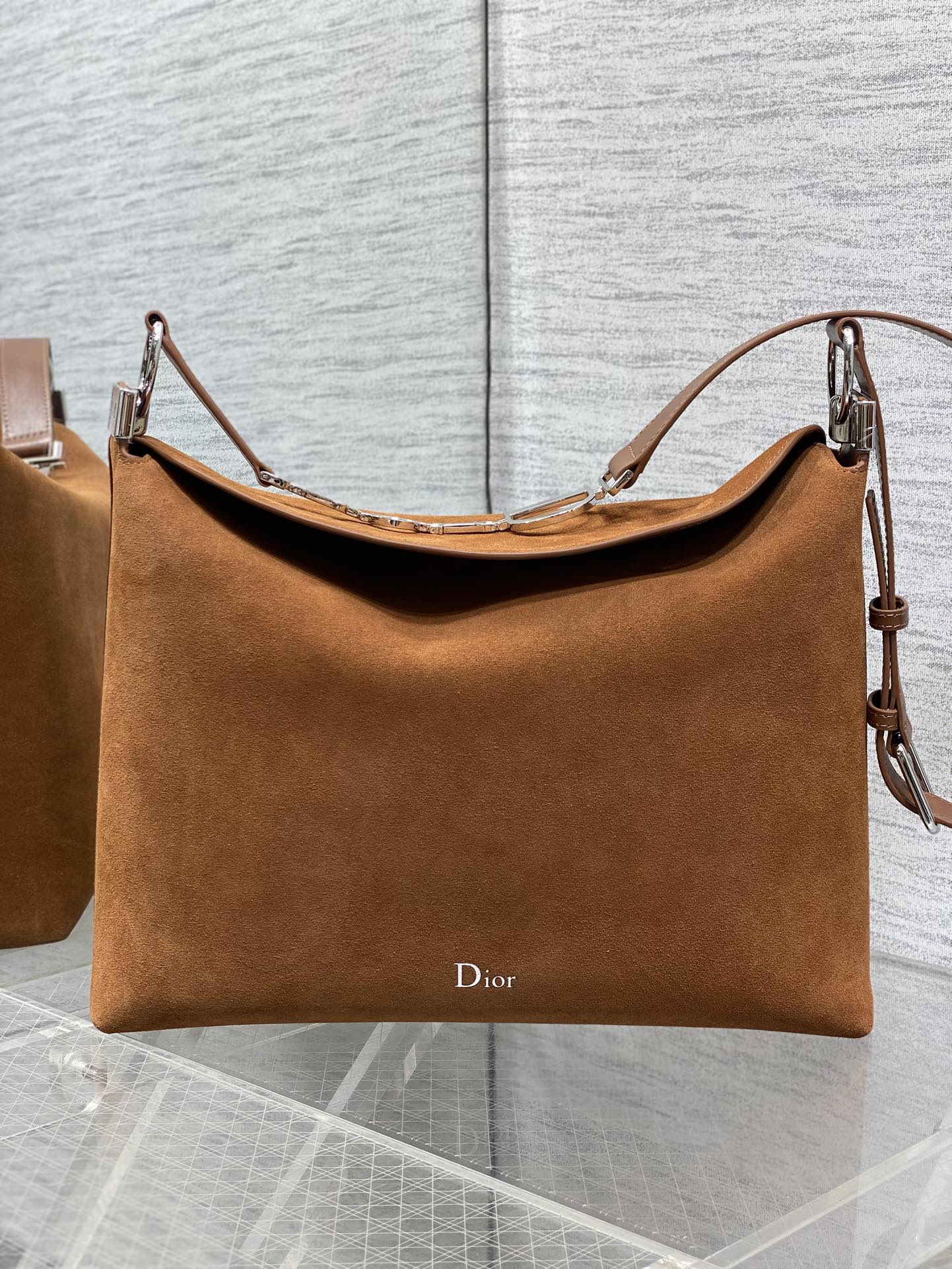 中号银扣现货‼️Dior2026春夏新款Chrustian这款Hobo包采用棕绒拼皮，触感柔软，春季氛围