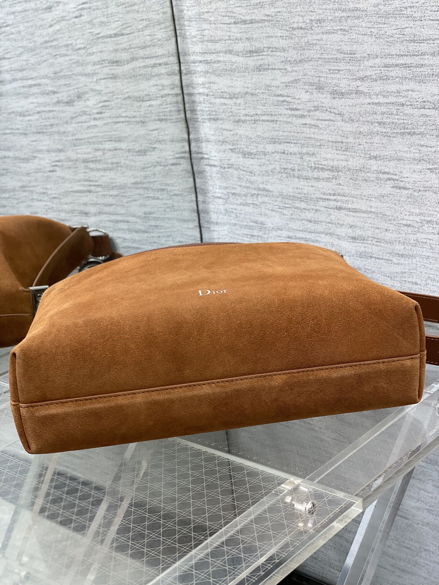 中号银扣现货‼️Dior2026春夏新款Chrustian这款Hobo包采用棕绒拼皮，触感柔软，春季氛围