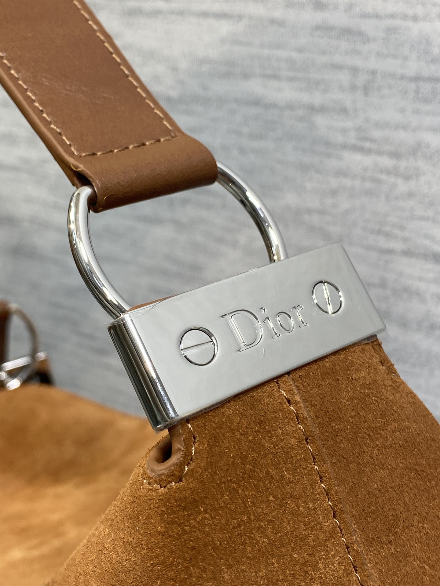 中号银扣现货‼️Dior2026春夏新款Chrustian这款Hobo包采用棕绒拼皮，触感柔软，春季氛围
