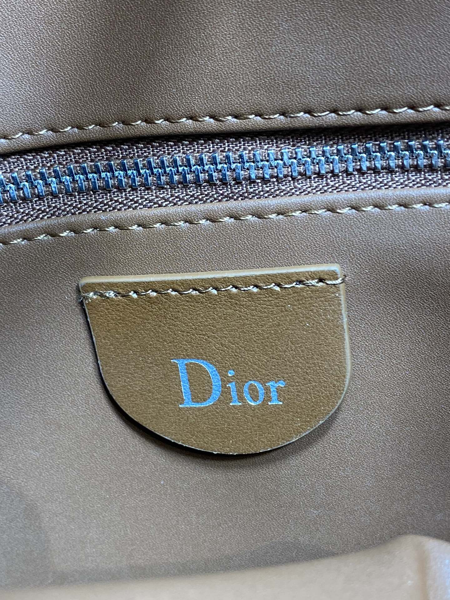 中号银扣现货‼️Dior2026春夏新款Chrustian这款Hobo包采用棕绒拼皮，触感柔软，春季氛围