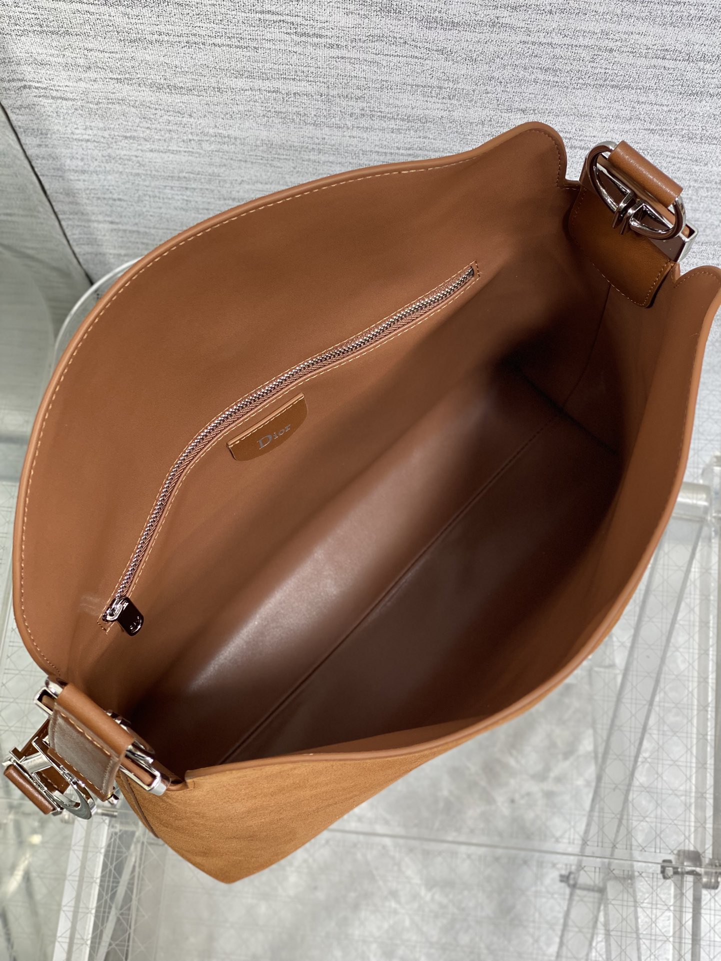 中号银扣现货‼️Dior2026春夏新款Chrustian这款Hobo包采用棕绒拼皮，触感柔软，春季氛围