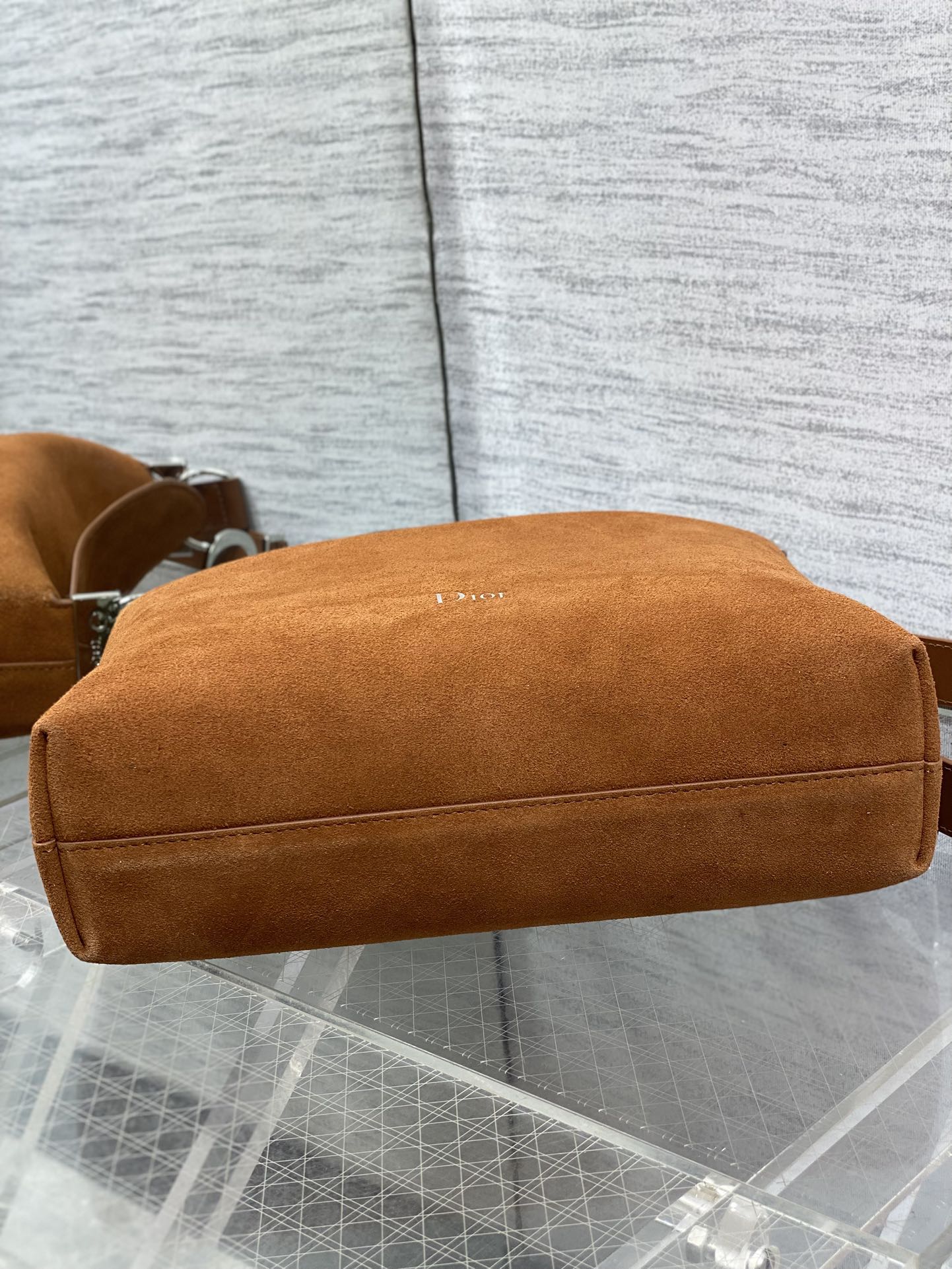 小号银扣现货‼️Dior2026春夏新款Chrustian这款Hobo包采用棕绒拼皮，触感柔软，春季氛围