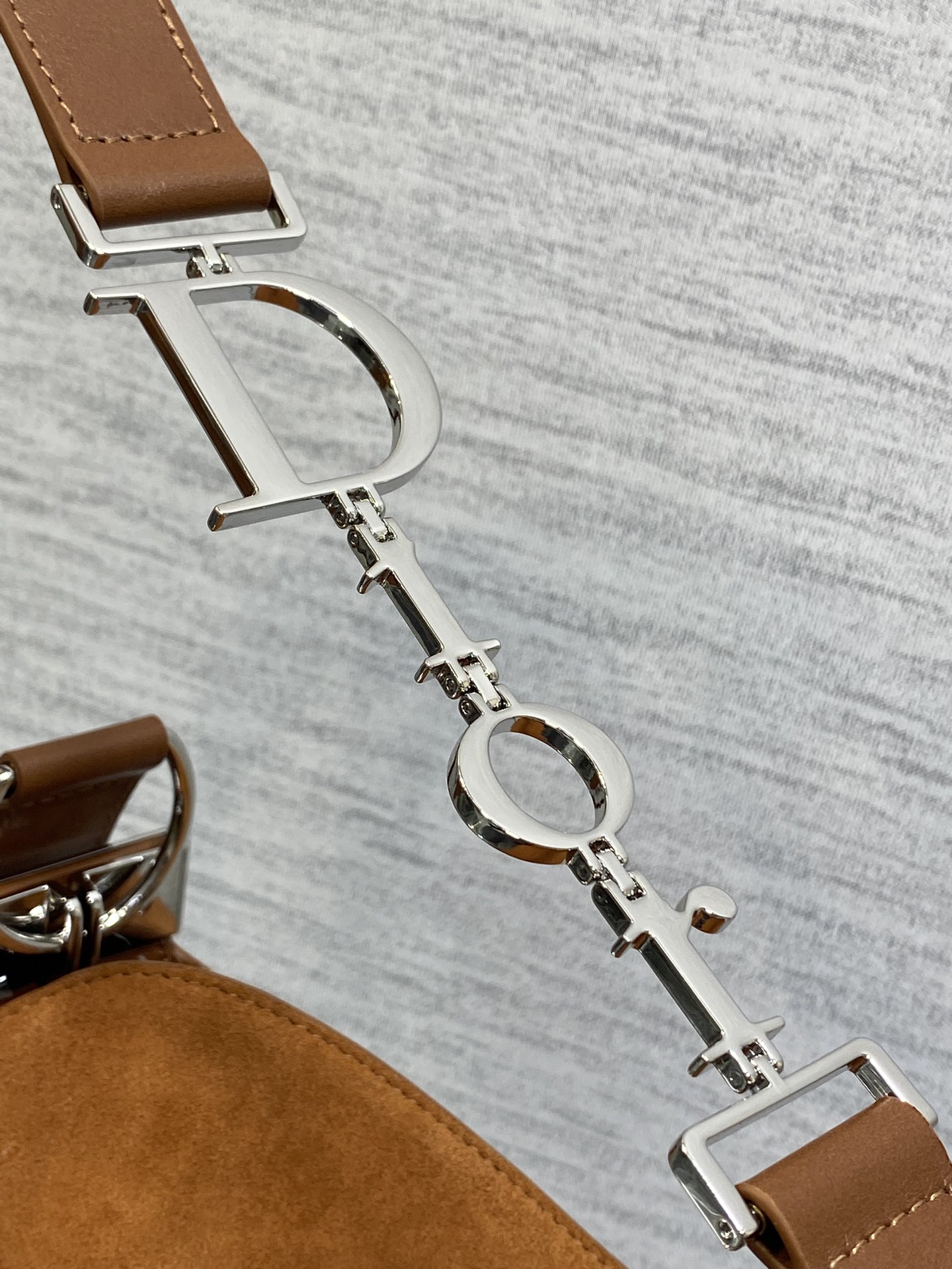 小号银扣现货‼️Dior2026春夏新款Chrustian这款Hobo包采用棕绒拼皮，触感柔软，春季氛围