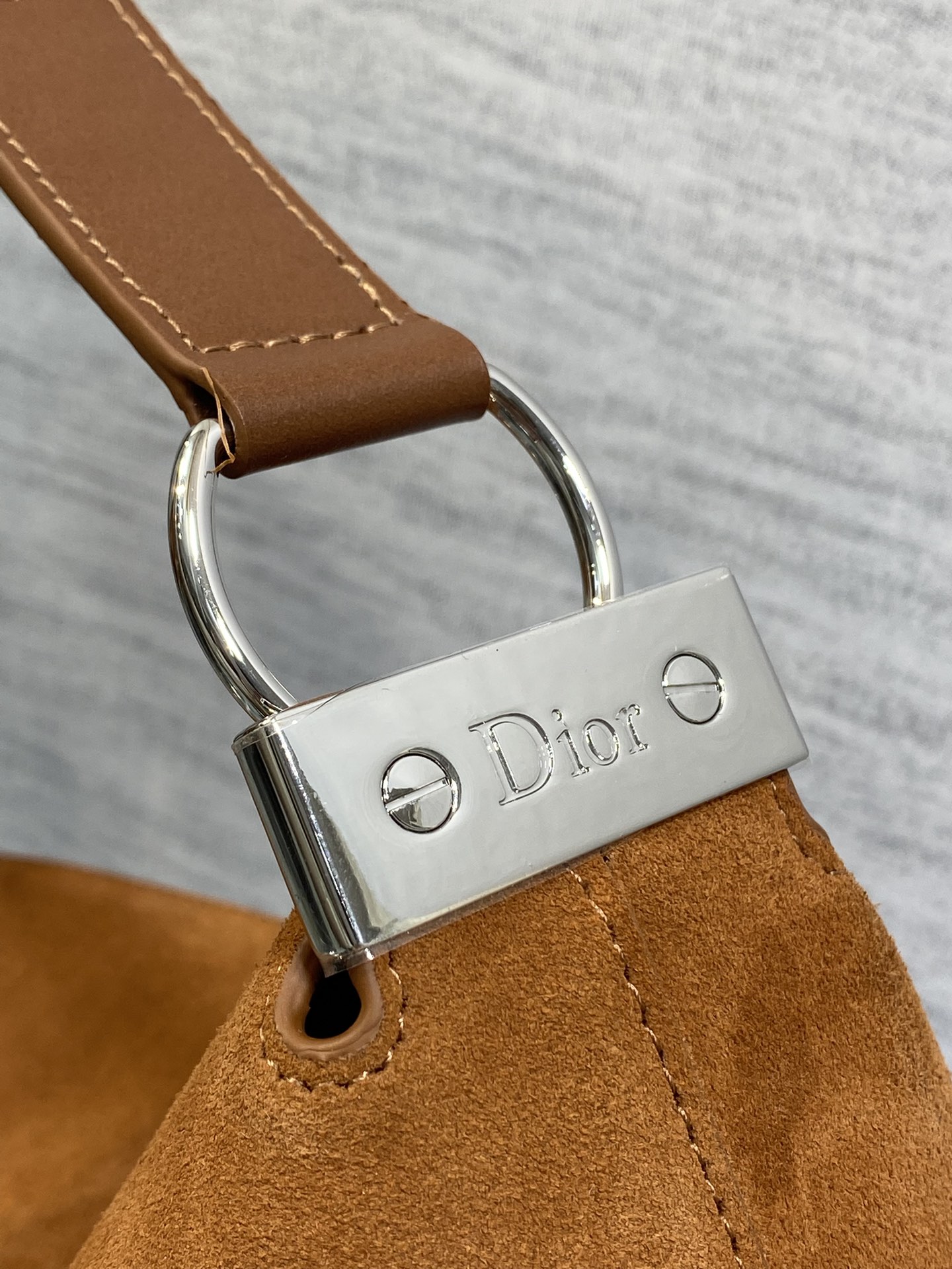 小号银扣现货‼️Dior2026春夏新款Chrustian这款Hobo包采用棕绒拼皮，触感柔软，春季氛围