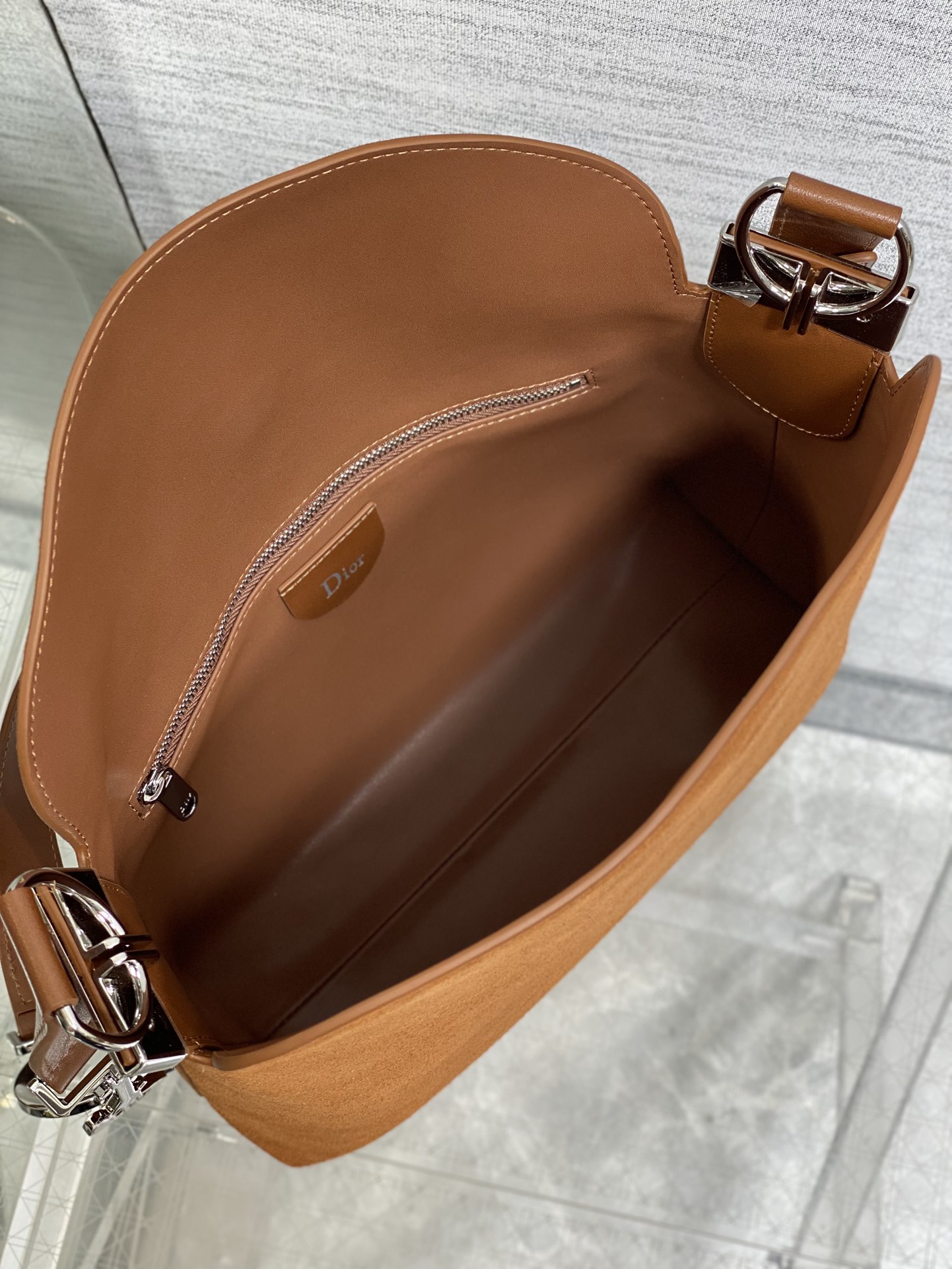 小号银扣现货‼️Dior2026春夏新款Chrustian这款Hobo包采用棕绒拼皮，触感柔软，春季氛围