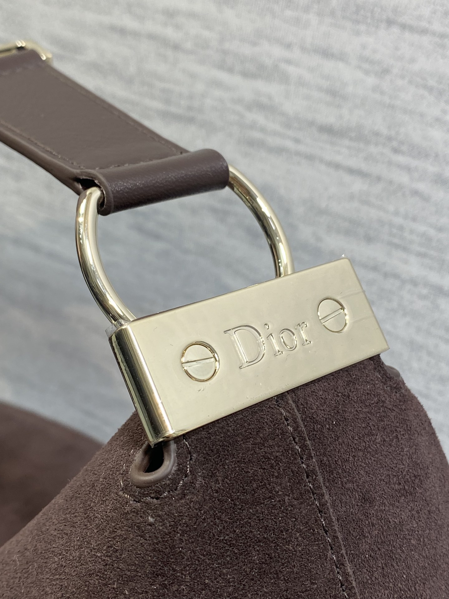 大号浅金现货‼️Dior2026春夏新款Chrustian这款Hobo包采用咖绒拼皮，触感柔软，春季氛围