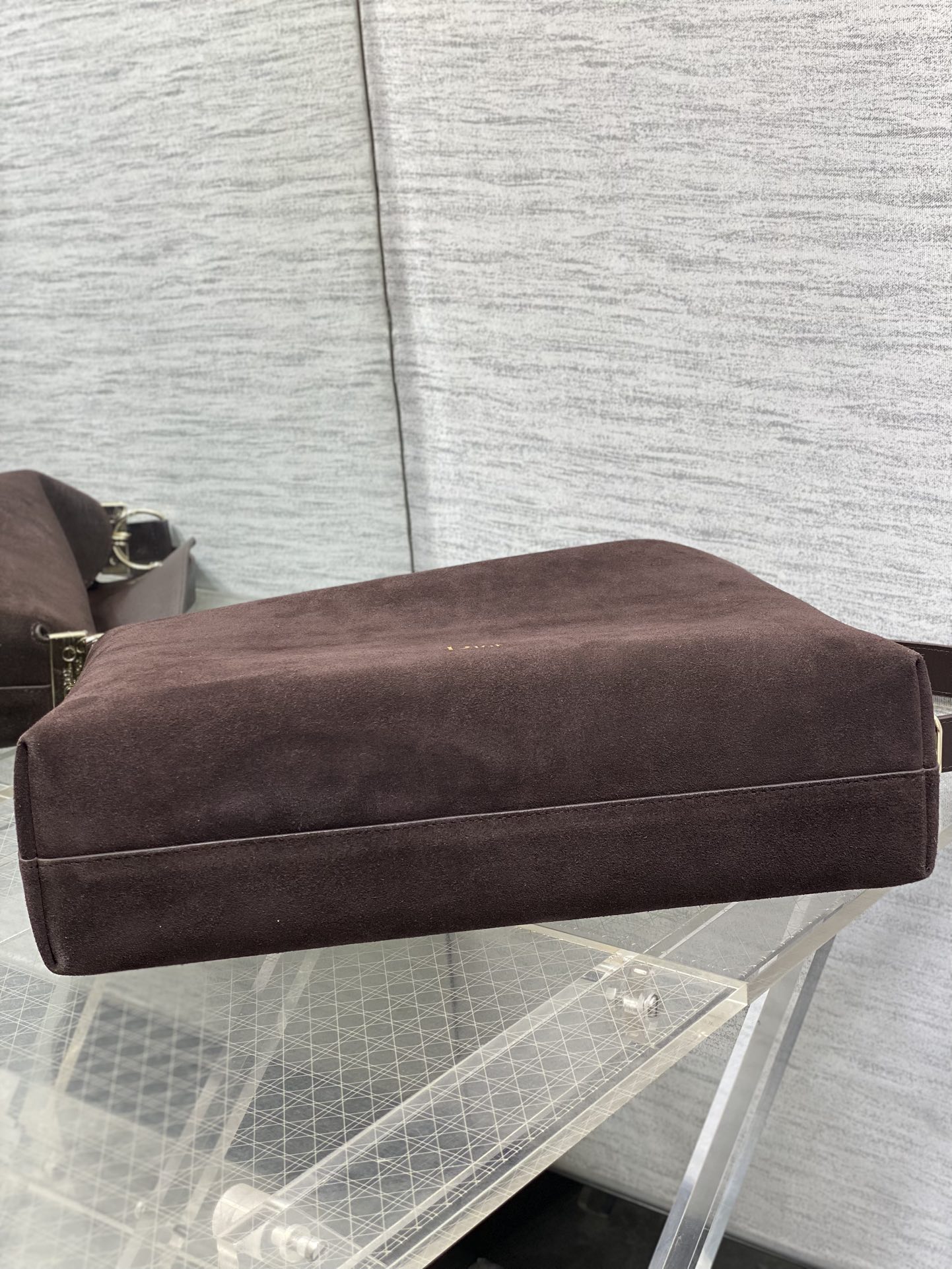 大号浅金现货‼️Dior2026春夏新款Chrustian这款Hobo包采用咖绒拼皮，触感柔软，春季氛围