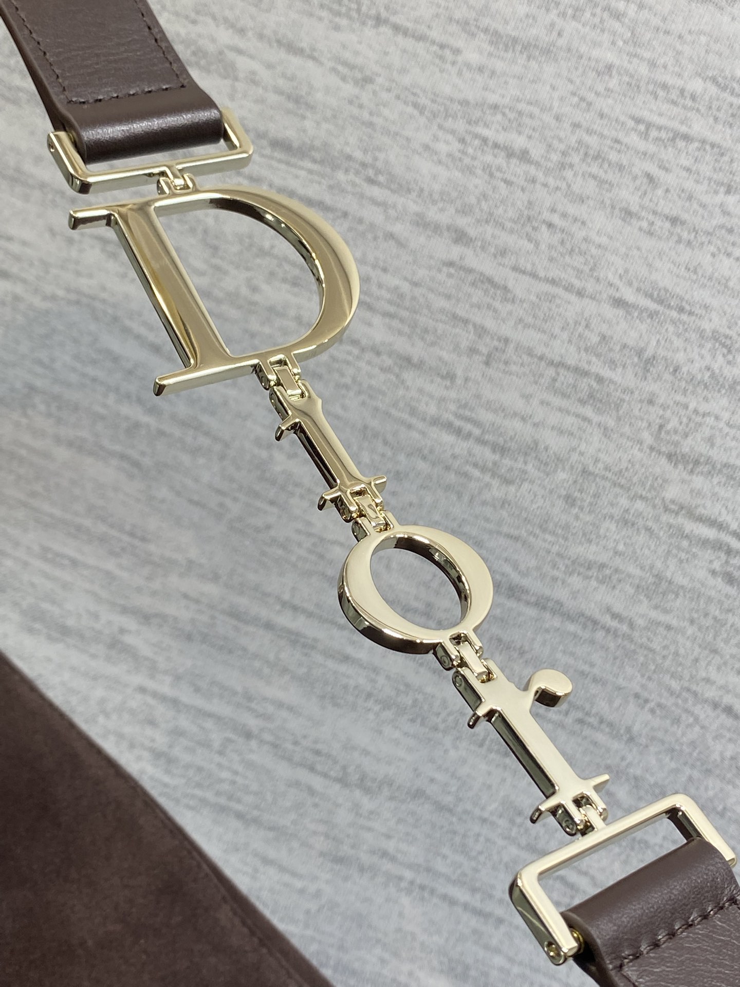 大号浅金现货‼️Dior2026春夏新款Chrustian这款Hobo包采用咖绒拼皮，触感柔软，春季氛围