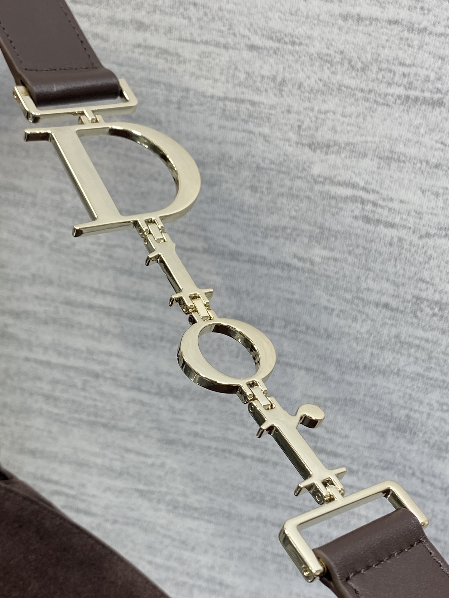 中号浅金现货‼️Dior2026春夏新款Chrustian这款Hobo包采用咖绒拼皮，触感柔软，春季氛围